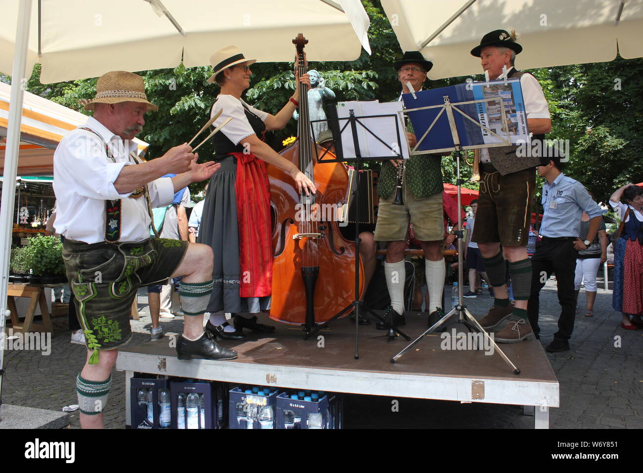 Bayerische Musiker alpenländische Volksmusik und volkstümlicher Musik am Viktualienmarkt München, am Brunnenfest auf einem kleinen Musikpavillon.. Stockfoto