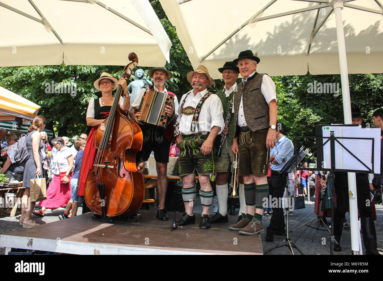Bayerische Musiker alpenländische Volksmusik und volkstümlicher Musik am Viktualienmarkt München, am Brunnenfest auf einem kleinen Musikpavillon. Stockfoto