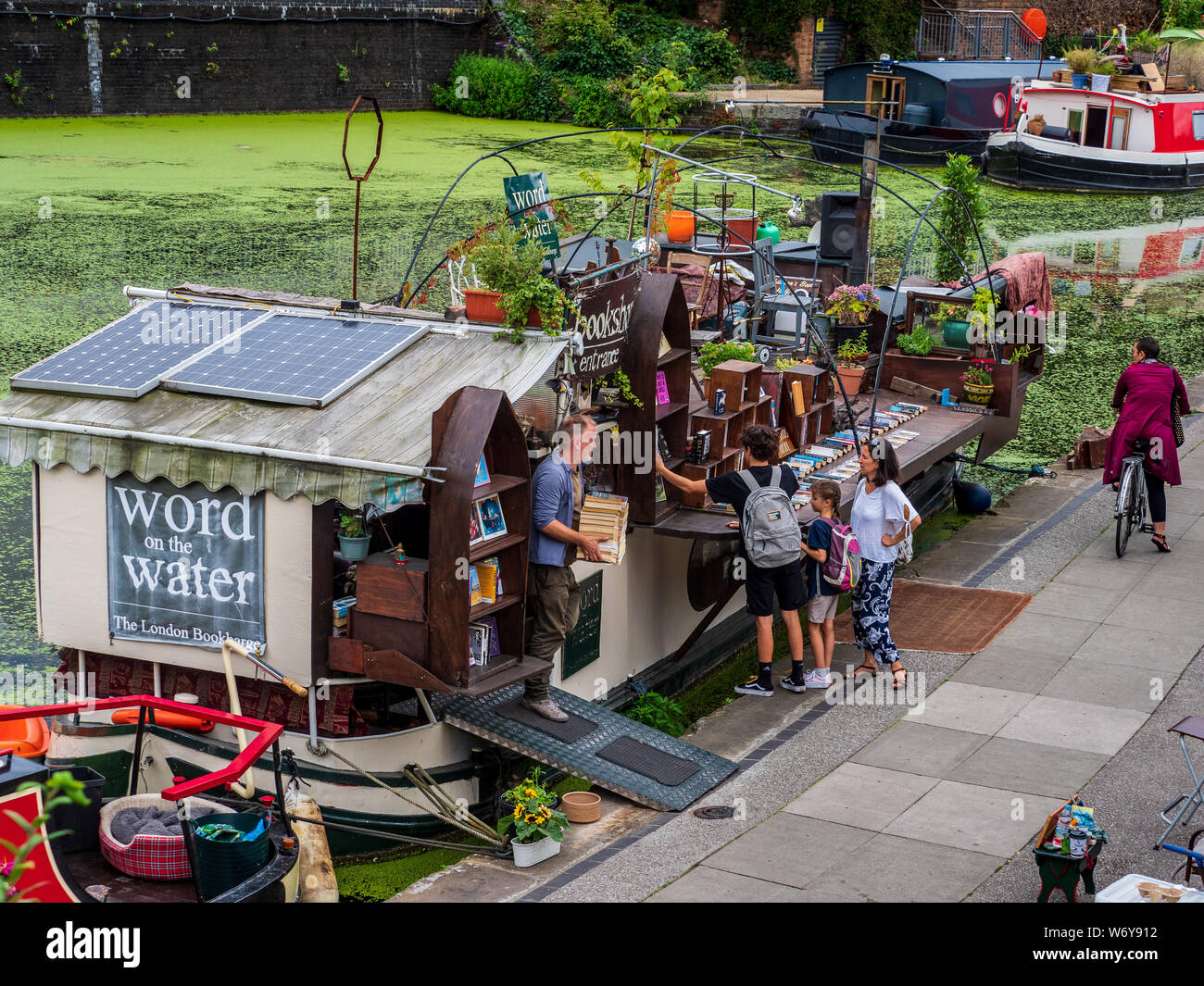 Das 'Word on the Water' schwimmende London Book Barge auf Londons Regents Canal Towpath neben dem Granary Square Bebauung bei Kings Cross Station. Stockfoto