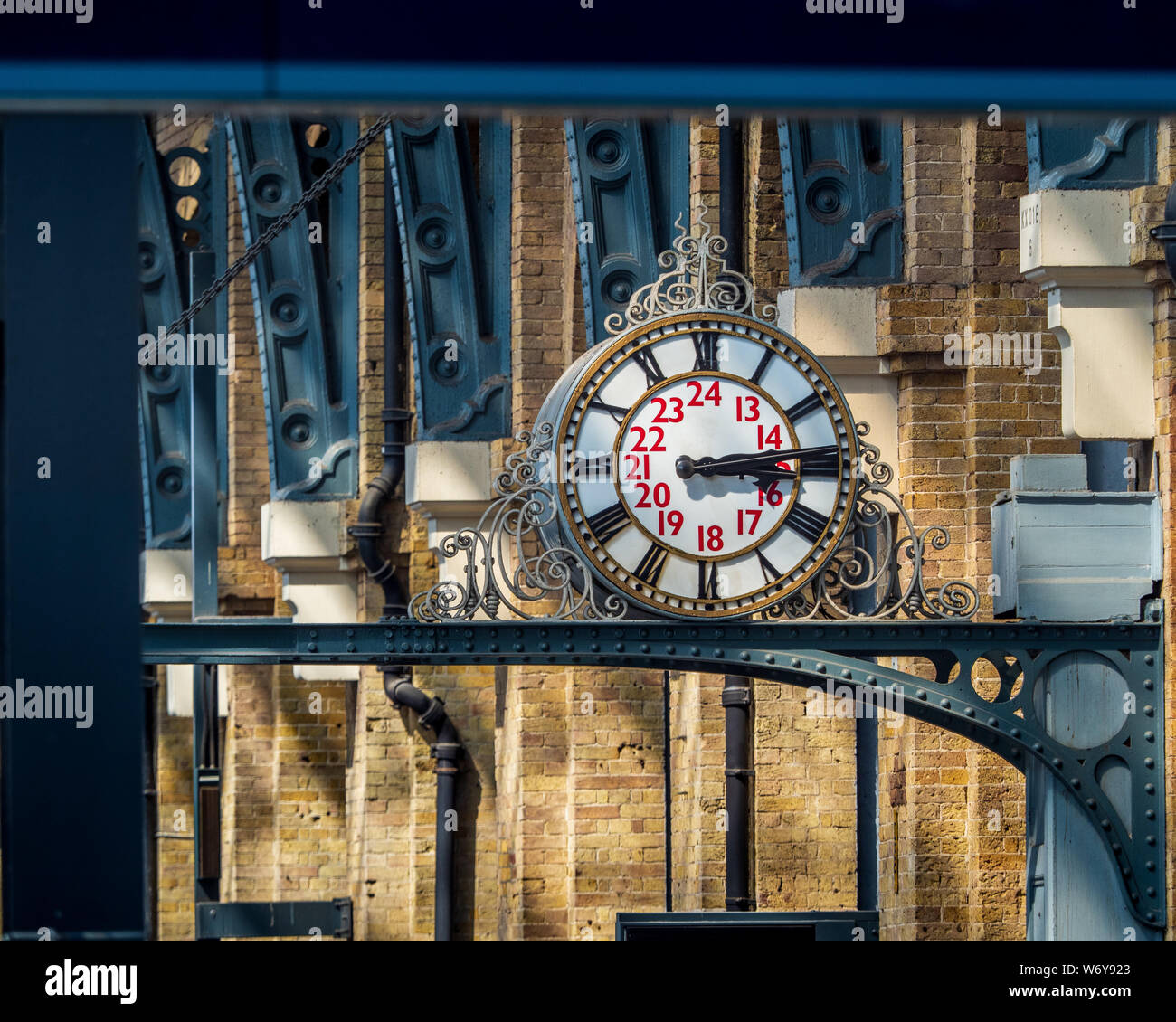 Station Clock in Kings Cross Station im Zentrum von London, Großbritannien. Vintage Clock Kings Cross Station. Stockfoto