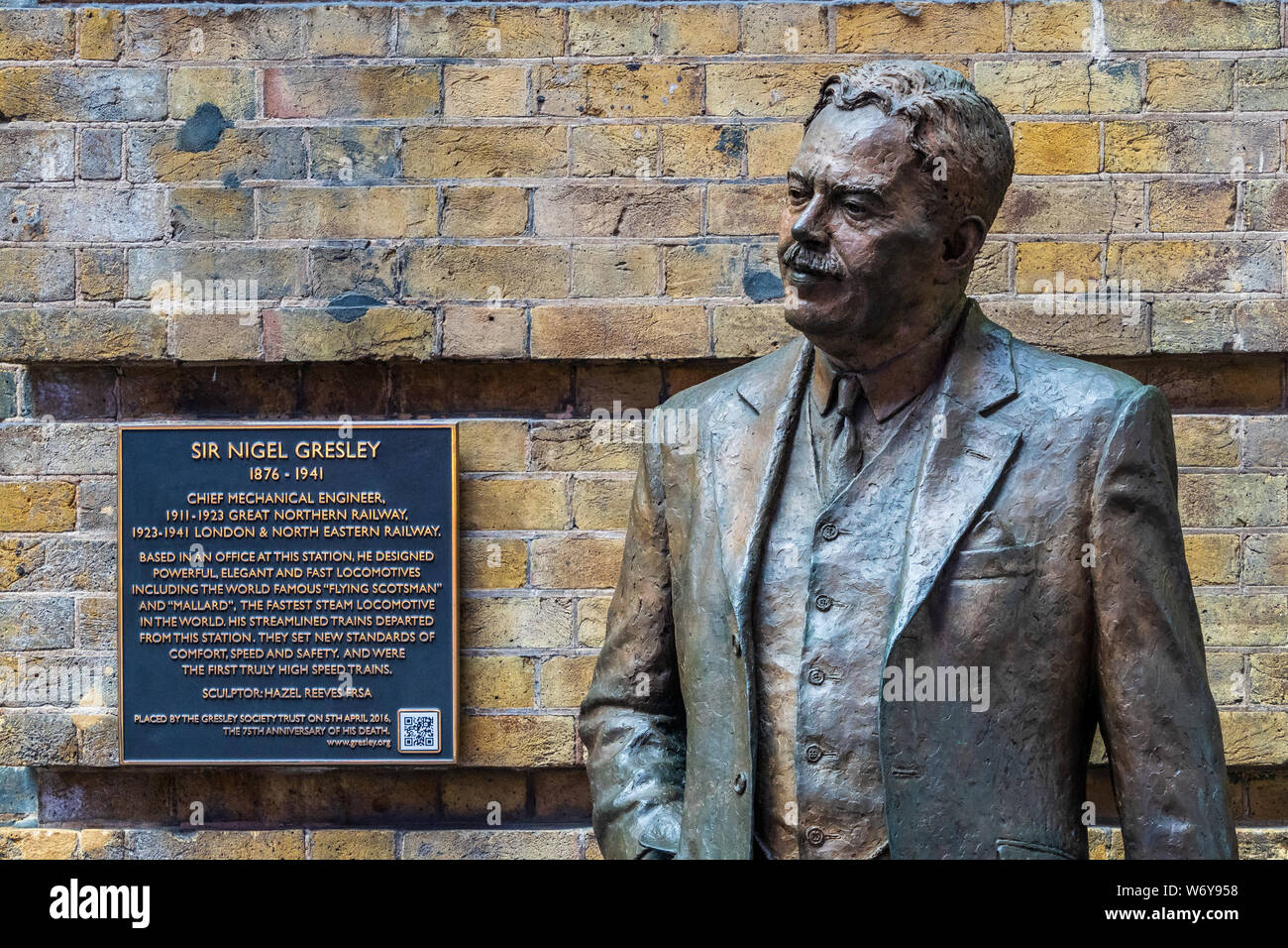 Sir Nigel Gresley Statue auf dem Londoner Bahnhof Kings Cross. Gresley 1876-1941 war eine Eisenbahn Ingenieur und Konstrukteur, incl. Flying Scotsman und Stockente Stockfoto