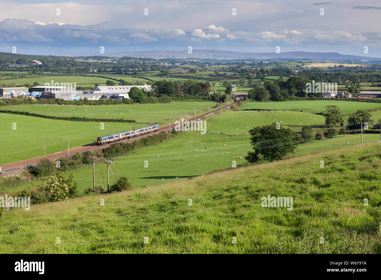 First Transpennine Express Klasse 350 elektrische Zug auf der West Coast Mainline in Cumbria mit einem Flughafen Manchester, Glasgow Zug Stockfoto