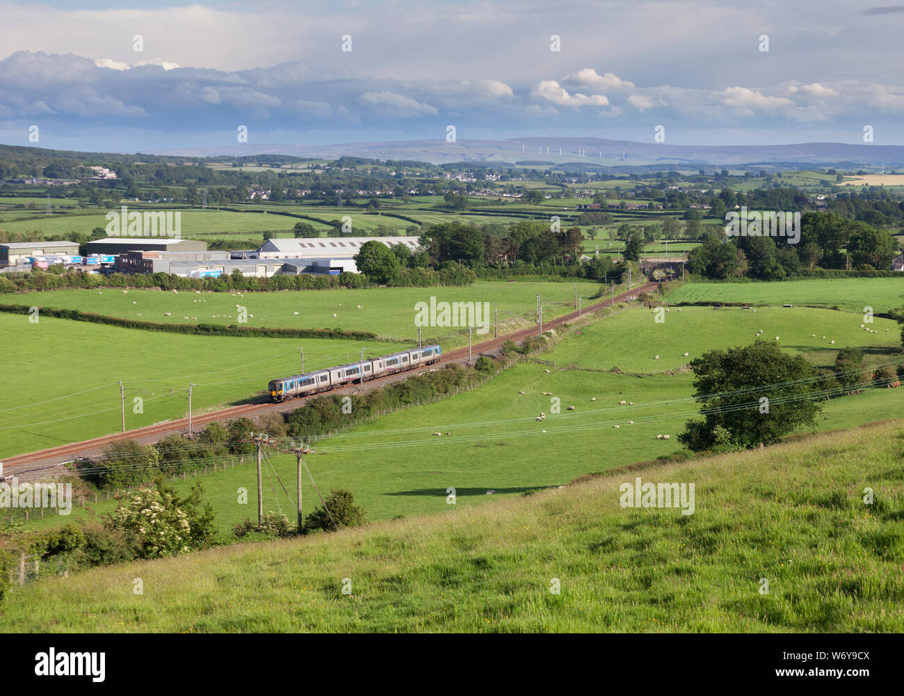 First Transpennine Express Klasse 350 elektrische Zug auf der West Coast Mainline in Cumbria mit einem Flughafen Manchester, Glasgow Zug Stockfoto