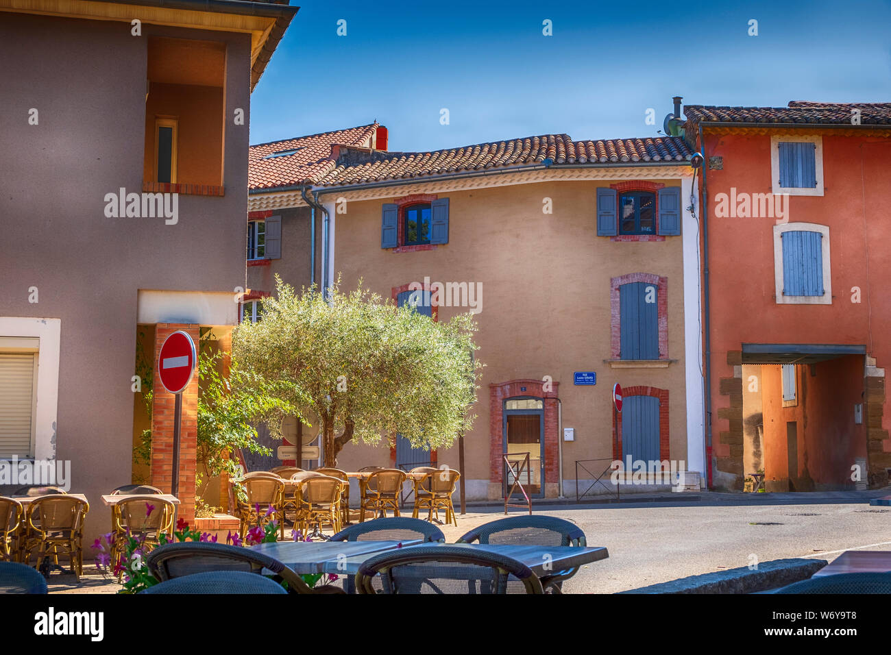 Village Restaurant und Häuser im Sommer in Sablet in Provence-Alpes-Cote d'Azur, Frankreich Stockfoto