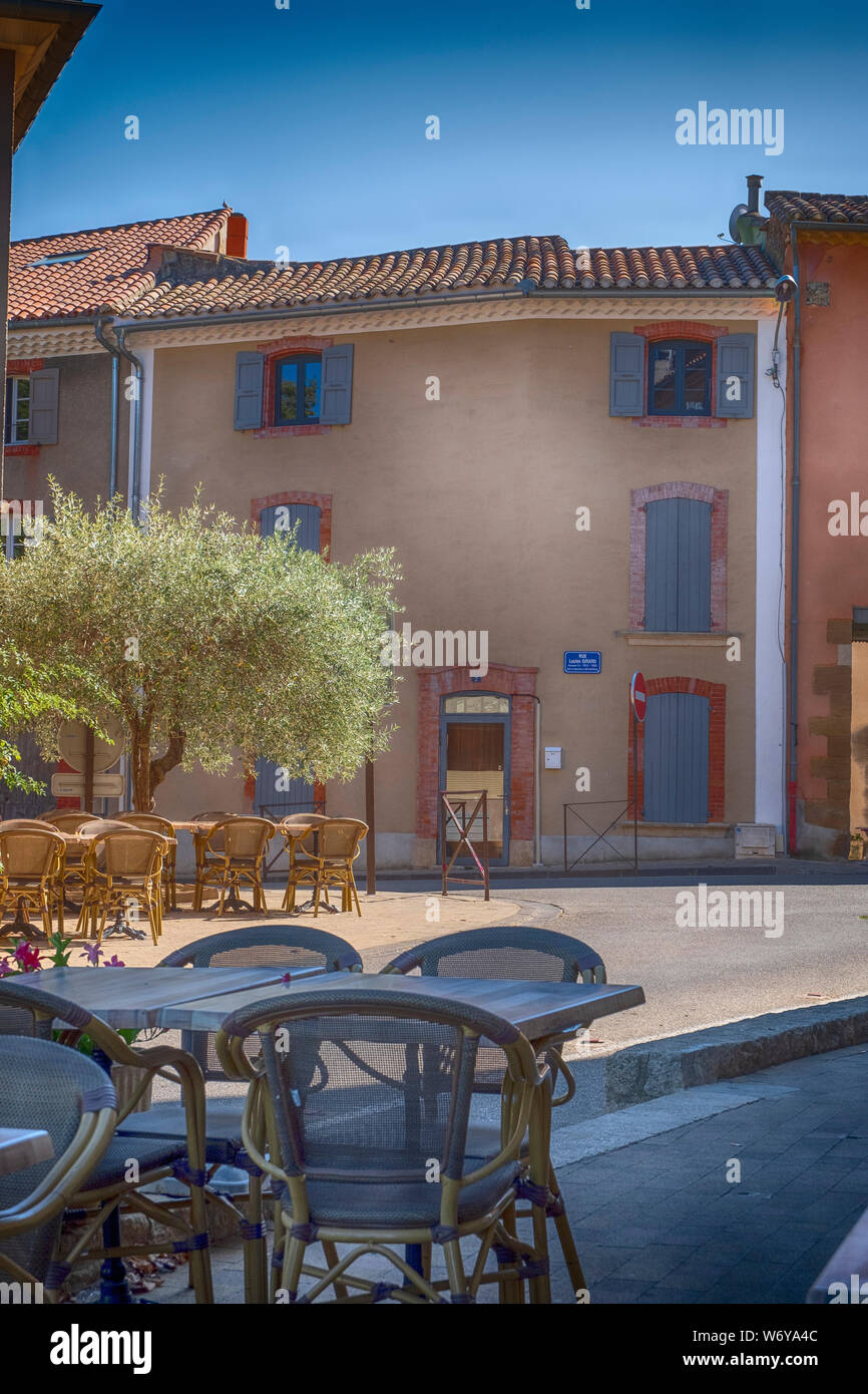 Village Restaurant und Häuser im Sommer in Sablet in Provence-Alpes-Cote d'Azur, Frankreich Stockfoto