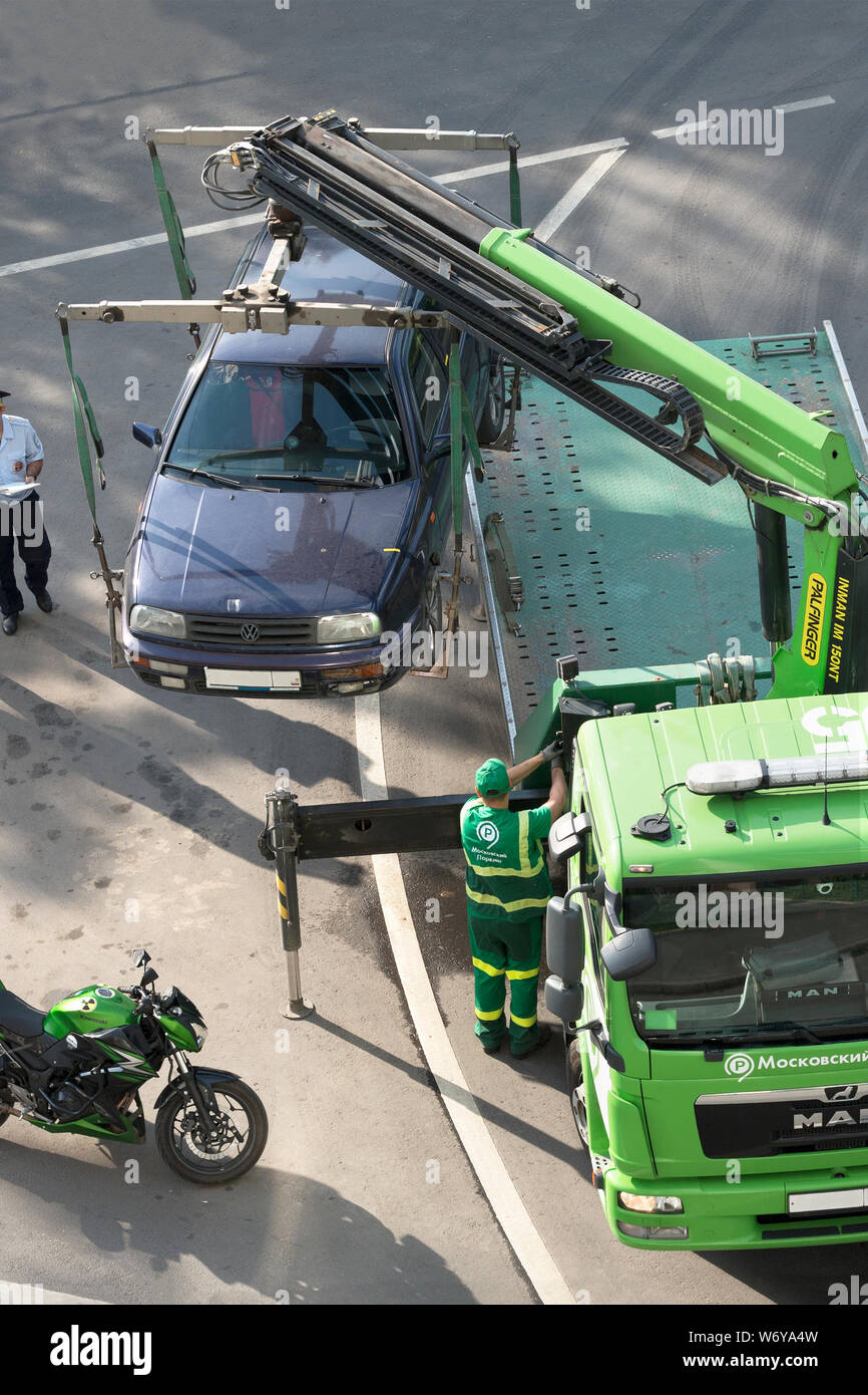 Laden und Abschleppen eines Autos aus dem Verkehr Sicherheit Insel für die falsch parken. Moskau/Russland - Mai 2019 Stockfoto