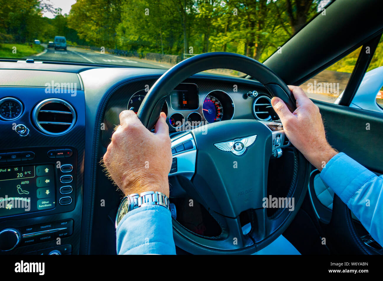 Treiber Hände am Lenkrad eines Bentley Continental GTC Supersport Stockfoto