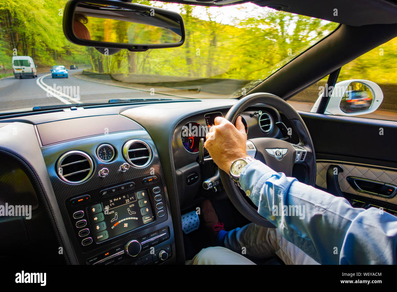 Autofahrer mit einer Hand am Lenkrad eines Bentley Continental GTC Supersport Stockfoto