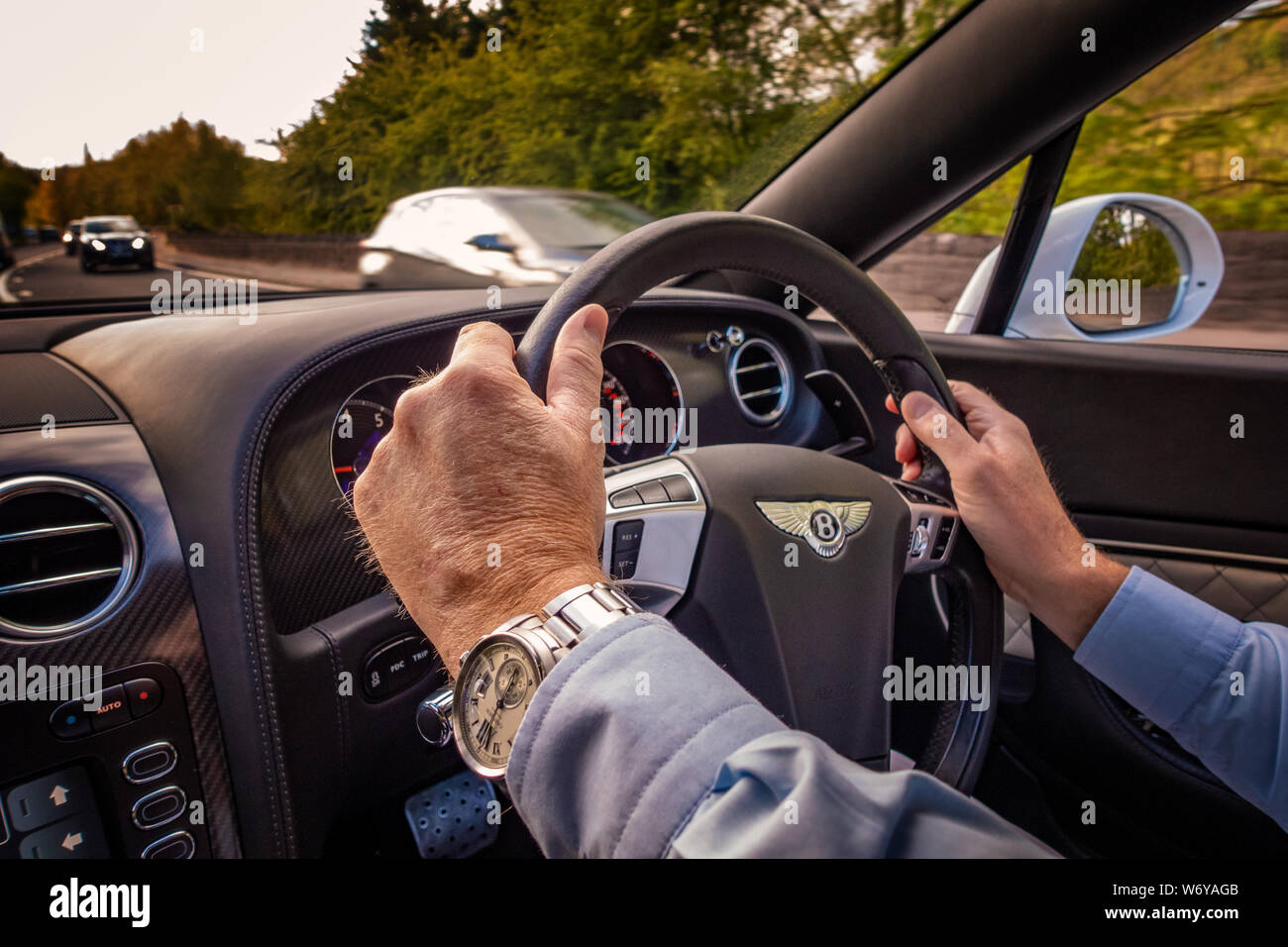 Treiber Hände am Lenkrad eines Bentley Continental GTC Supersport Stockfoto