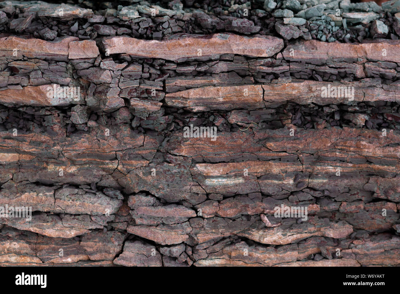 Boden geschnitten - Sandstein, Steine, Lehm, Sand Struktur und Schichten. Schicht aus Sand mit Schichten von unterschiedlichen Strukturen. Stockfoto