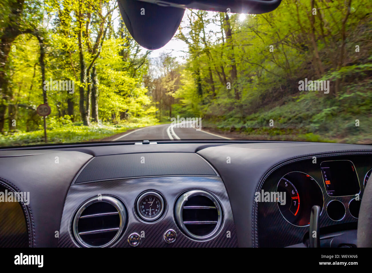 Land straße als durch die Windschutzscheibe eines Bentley Continental GTC Supersport Auto gesehen Stockfoto