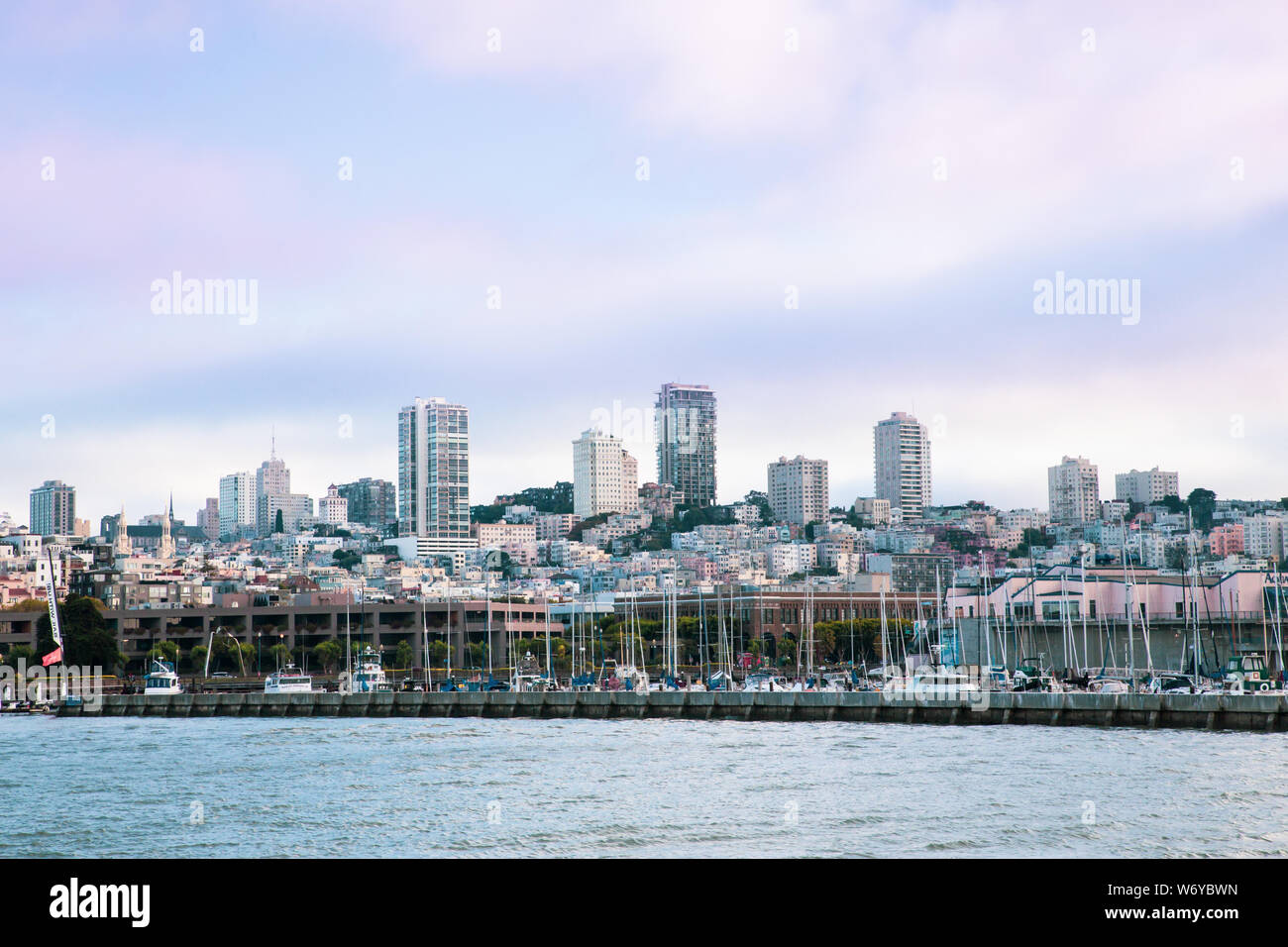 Stadt von San Francisco Kalifornien von der Bucht mit Booten, Docks, Kai und Gebäude der Skyline im Blick. Stockfoto