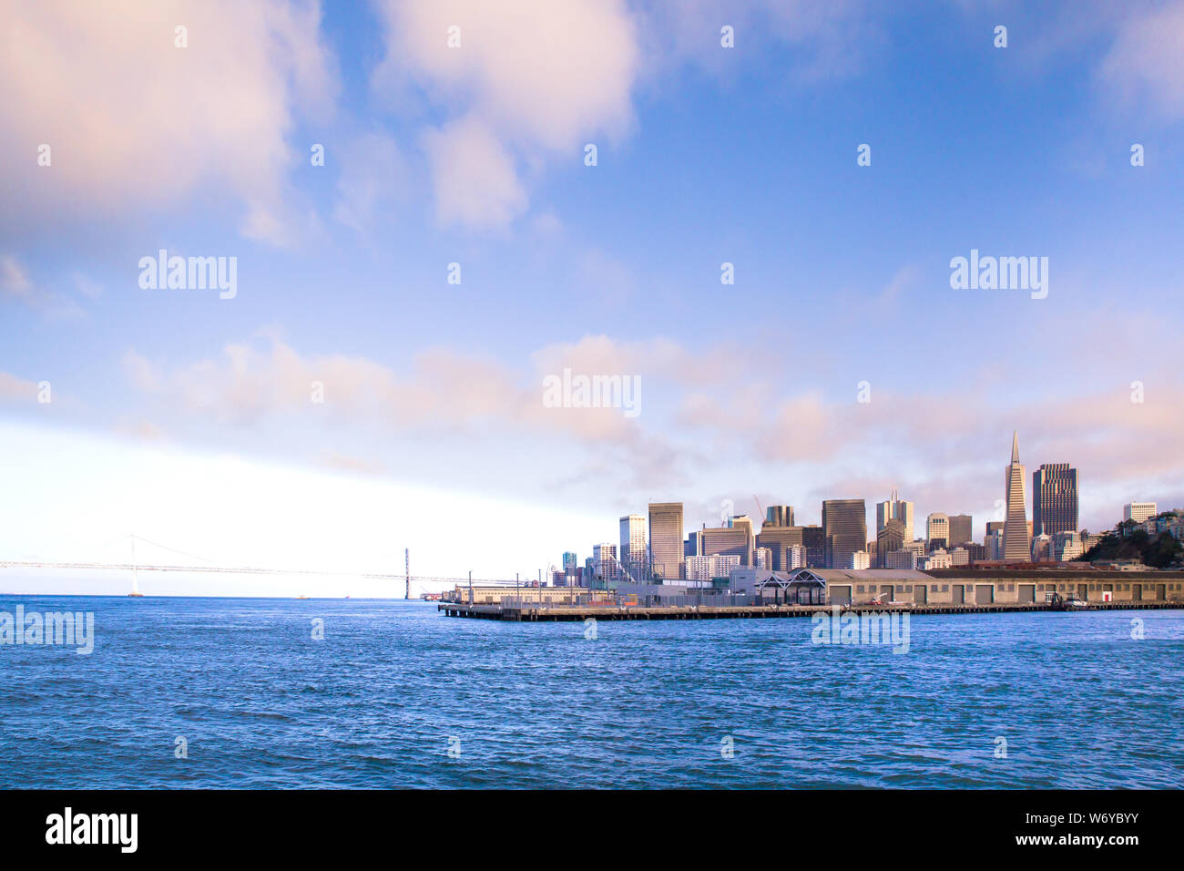 Stadt von San Francisco Kalifornien von der Bucht mit Booten, Docks, Kai und Gebäude der Skyline im Blick. Stockfoto