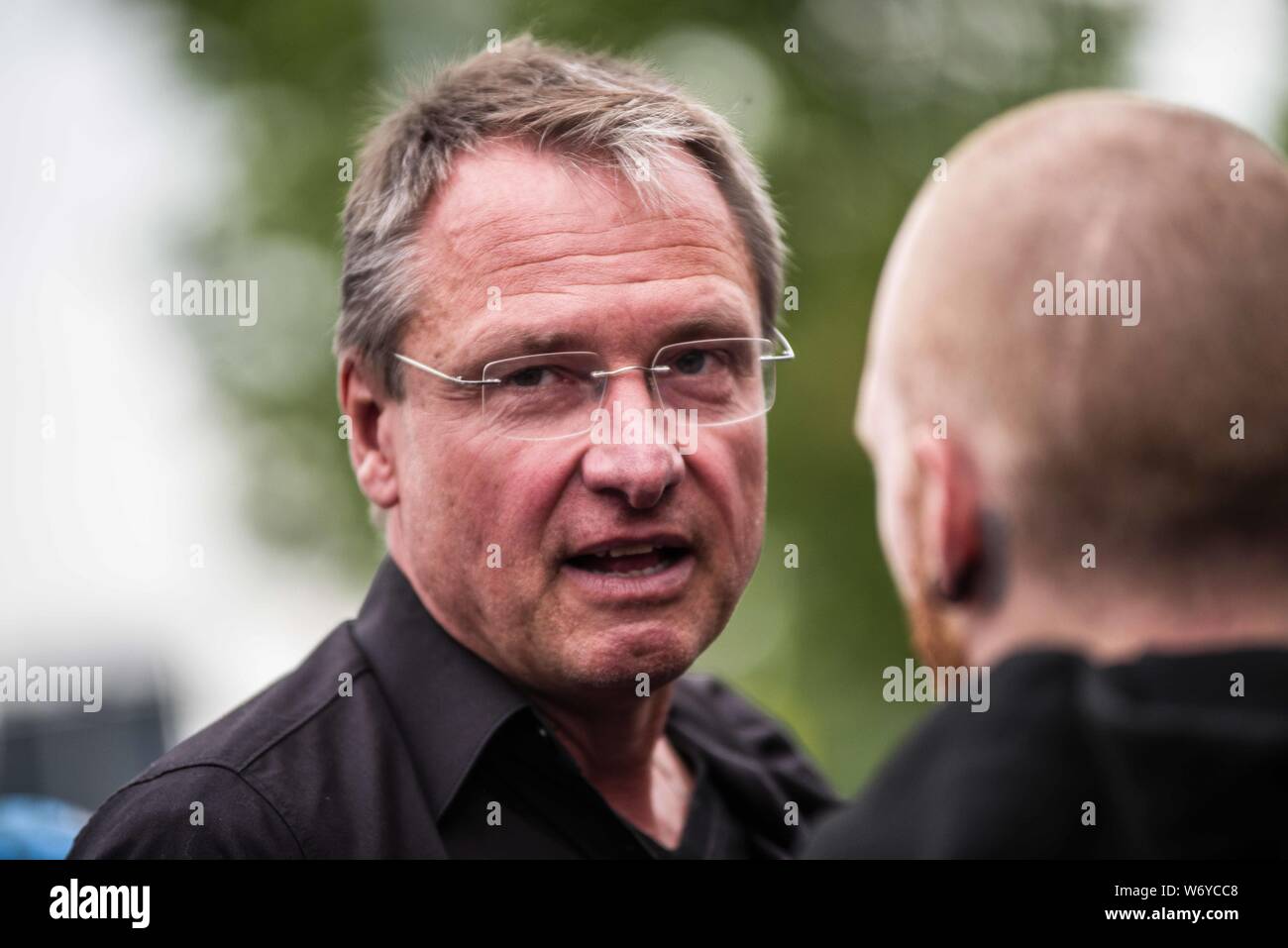 München, Bayern, Deutschland. 3 Aug, 2019. MICHAEL STUERZENBERGER, einem bekannten islamophobe. Teilnahme an zahlreichen rechtsextremen und neonazistischen Gruppen in ganz Deutschland, die München Alternative für Deutschland Partei ein Denkmal an der München-pasing Bahnhof für die Opfer der drücken Vorfall in Frankfurt, die in den Tod eines acht Jahre alten Jungen und Verletzungen zu seiner Mutter führte organisiert. Anwesend waren auch aktive Mitglieder der Identitaere Helvetica, Verfassungsschutz überwacht Themen wie Pegida Muenchen grounder Birgit Weissmann und Michael Stuerzenberger. Der Verdächtige wird gesagt, um zu sein ein Stockfoto