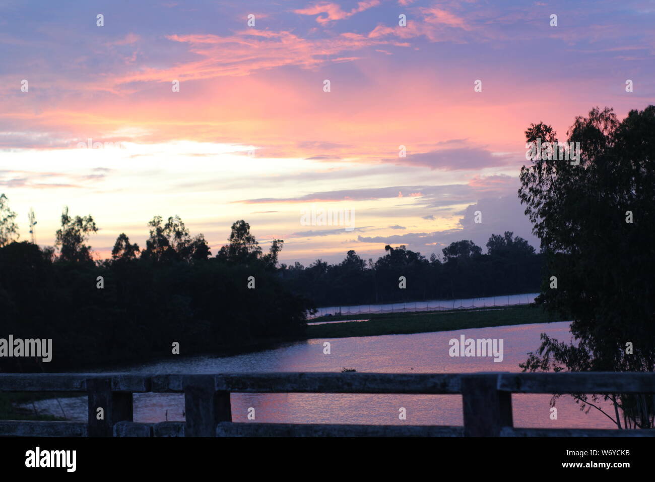 Bewölktem Himmel am Abend Stockfoto