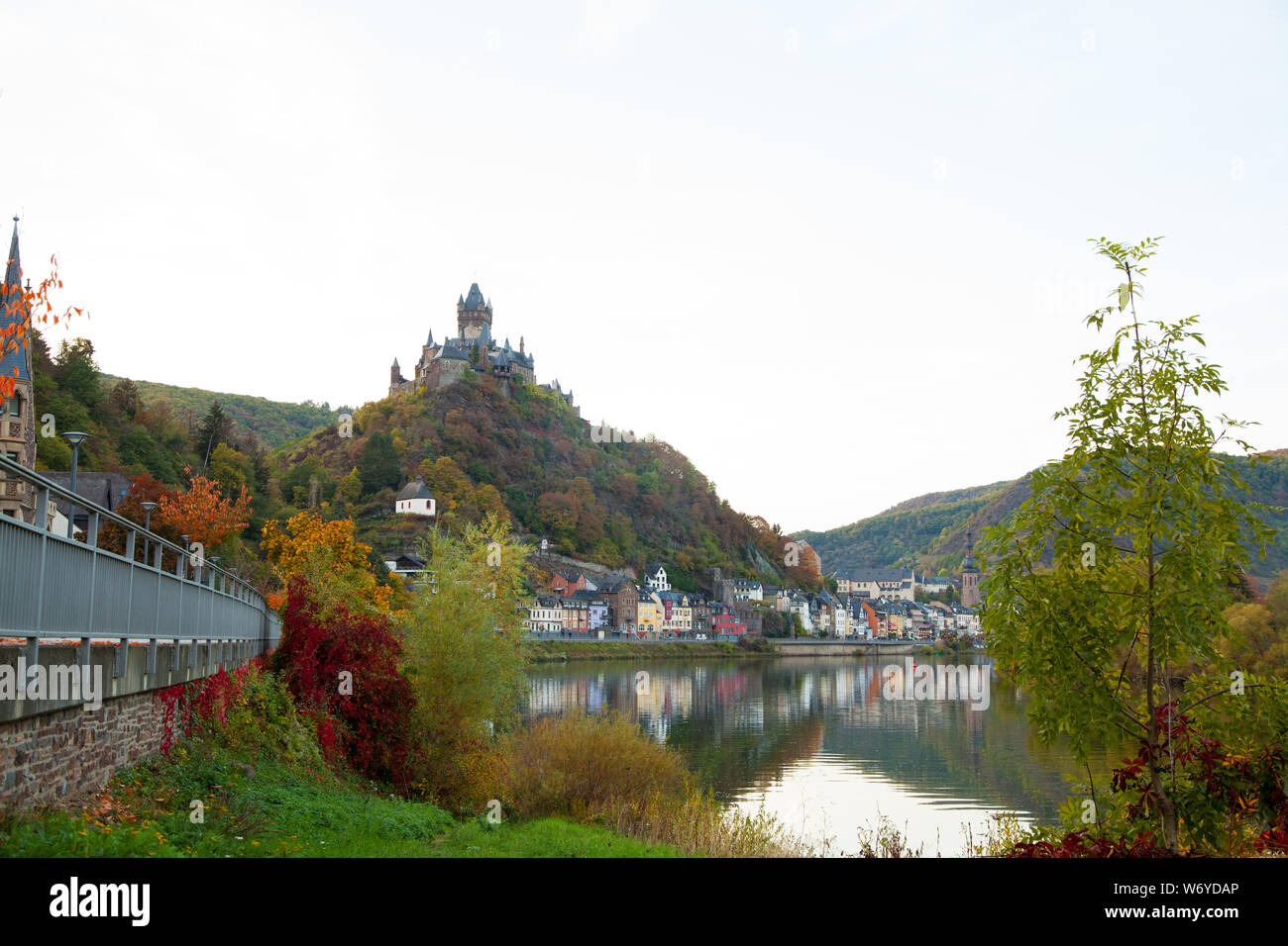 Herbst Reisen in Deutschland - schöne Cochem Stadt und Rhein Stockfoto