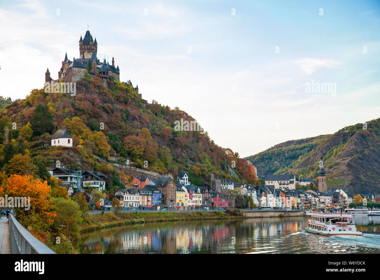 Herbst Reisen in Deutschland - schöne Cochem Stadt und Rhein Stockfoto