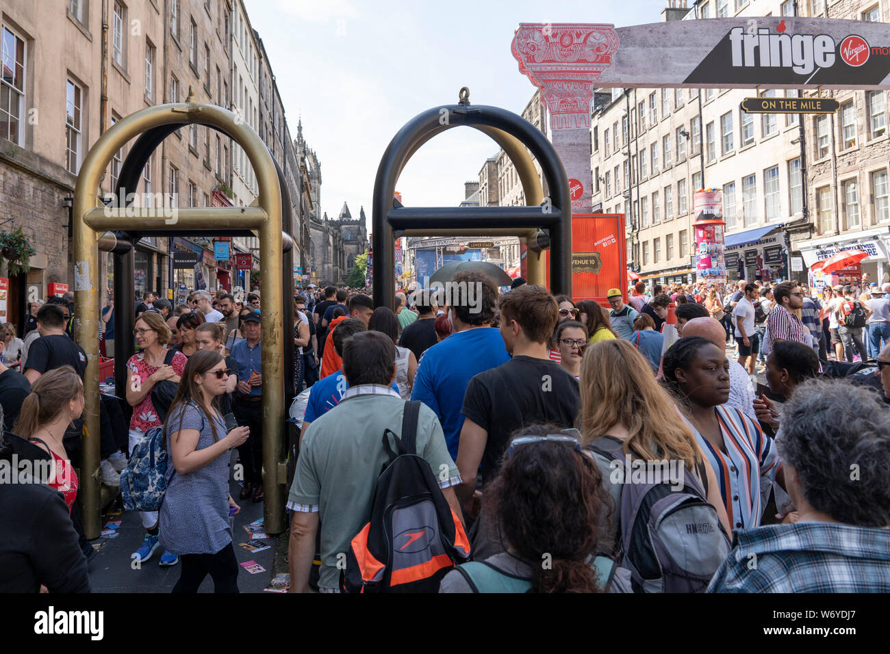 Edinburgh, Schottland, Großbritannien. 3. August 2019. Am ersten Wochenende des Edinburgh Fringe Festival gutes Wetter brachte Tausende von Touristen die viele Straßenkünstler auf der Royal Mile in Edinburgh Altstadt zu genießen. Iain Masterton/Alamy leben Nachrichten Stockfoto