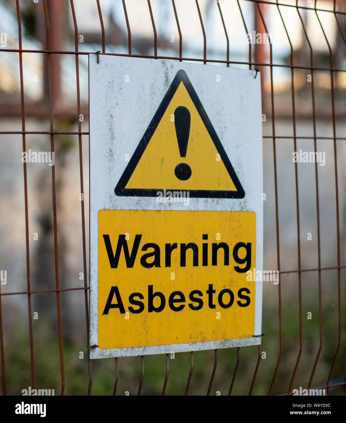 Asbest Warnzeichen für Sicherheit und Gesundheitsschutz auf Baustellen Stockfoto