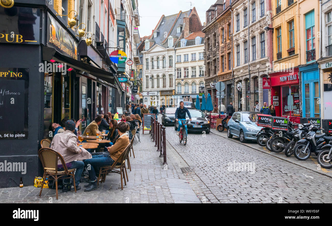 Die 'Rue Royale' mit Verkehr, Fußgänger und Leute trinken an der Bar. Rue Royale ist einer der wichtigsten Straße der Stadt. Lille, Frankreich. Stockfoto
