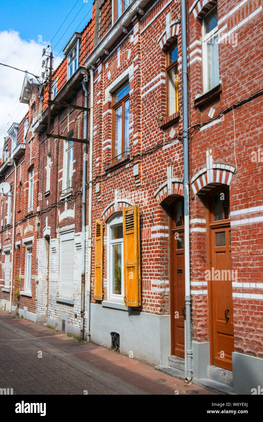Straße in der Nachbarschaft Wazemmes Lille mit typischen kleinen gemauerten Häuser, in denen Arbeitnehmer während der Industriellen Revolution zu leben. Frankreich. Stockfoto