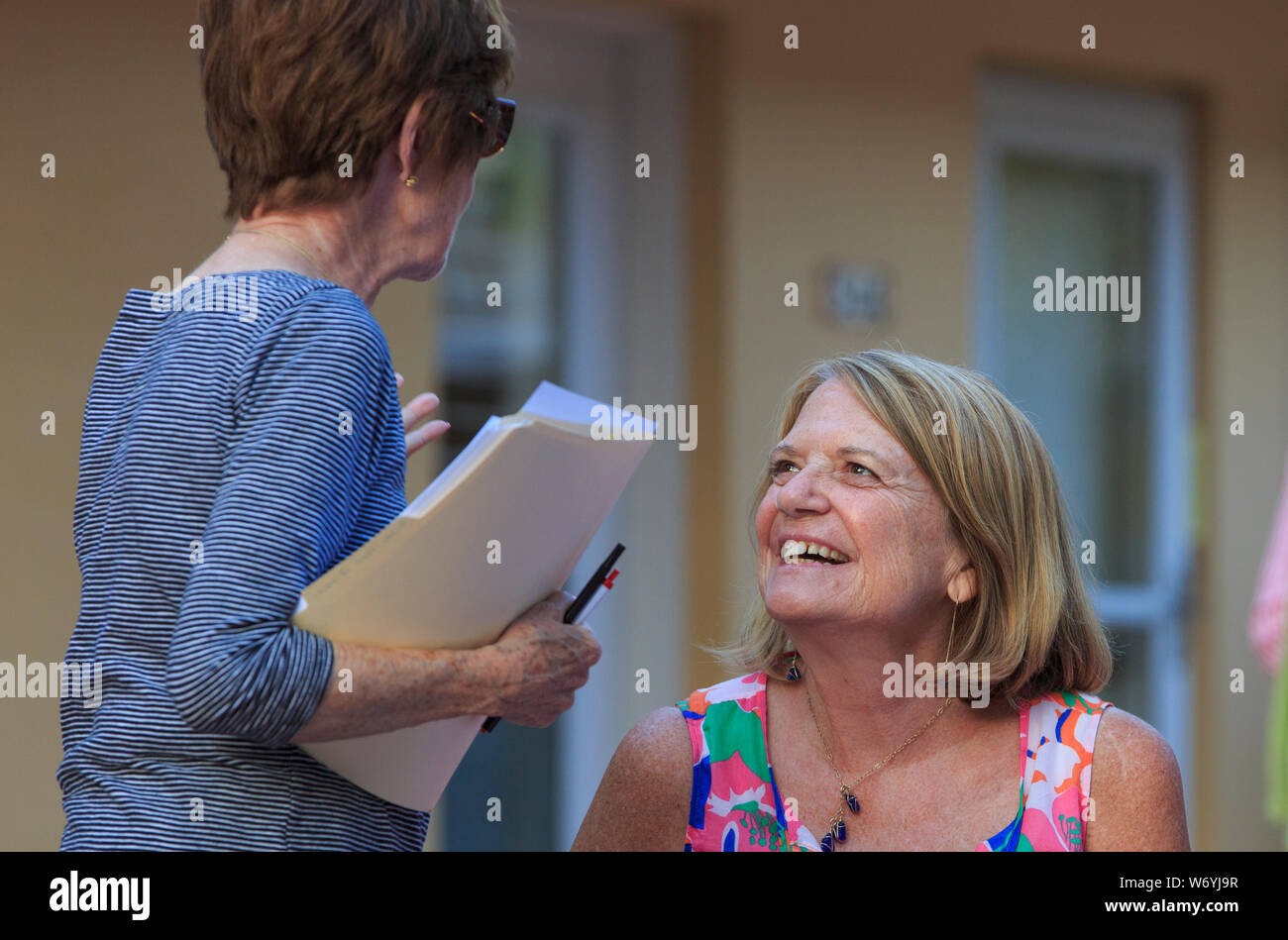 Gerne ältere Frauen im Gespräch Stockfoto