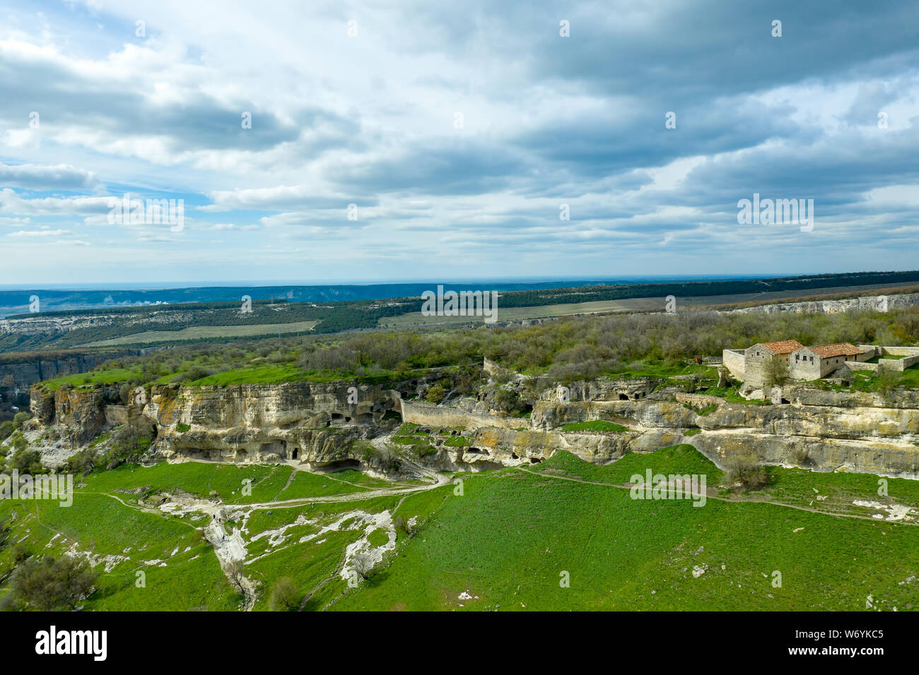 Cave City Chufut-Kale, in der Nähe der Stadt Bachtschyssaraj, Krim. Antenne drone Schuß Stockfoto