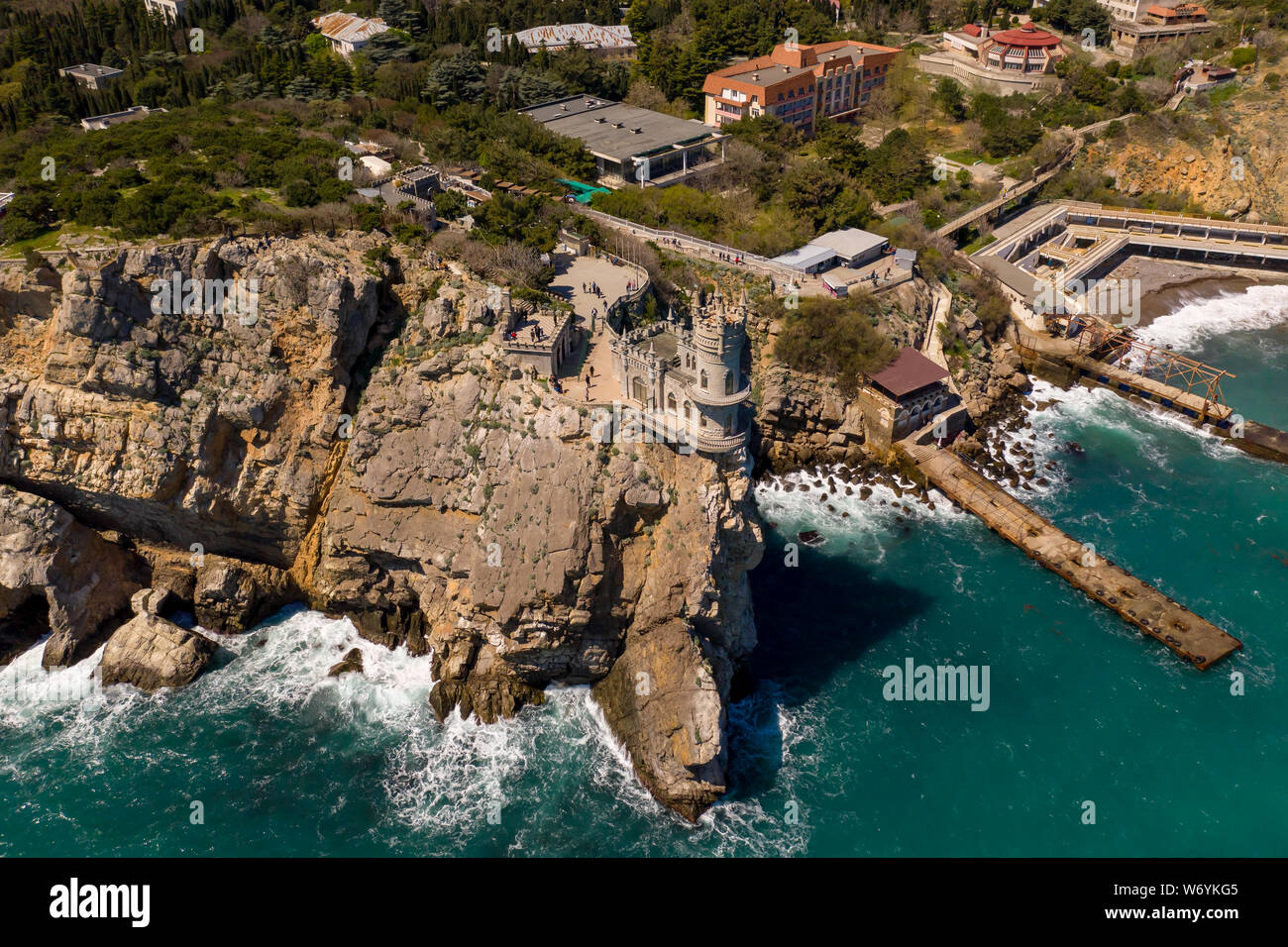 Schloss Swallow's Nest, Krim. Schloss liegt im Stadtgebiet von Gaspra, Jalta entfernt. Antenne drone Schuß Stockfoto
