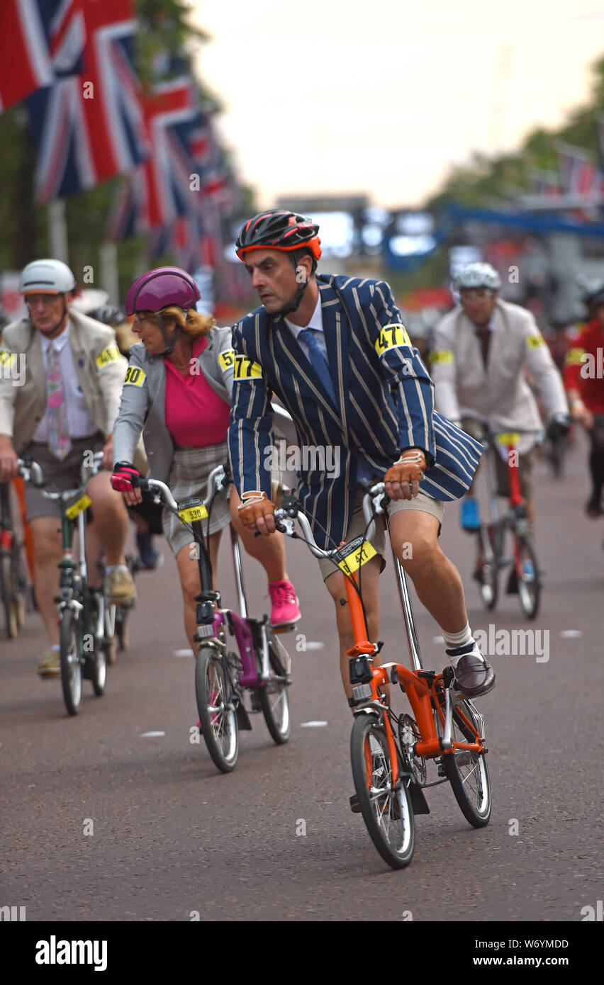 Radfahrer während der Brompton Weltmeisterschaft am ersten Tag der aufsichtsrechtlichen Fahrt London. Stockfoto