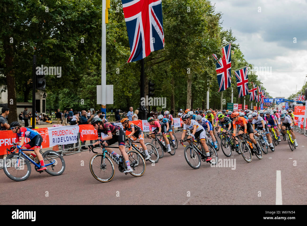 Die Mall-Rennen der aufsichtsrechtlichen Fahrt London Classique pro Frauen auf einem 3.4Km Stromkreis in London statt - es ist Teil der UCI World Tour. Das Rennen, welches ist das reichste der Tag Frauen Rennen der Welt, beginnen und auf der Mall. Stockfoto