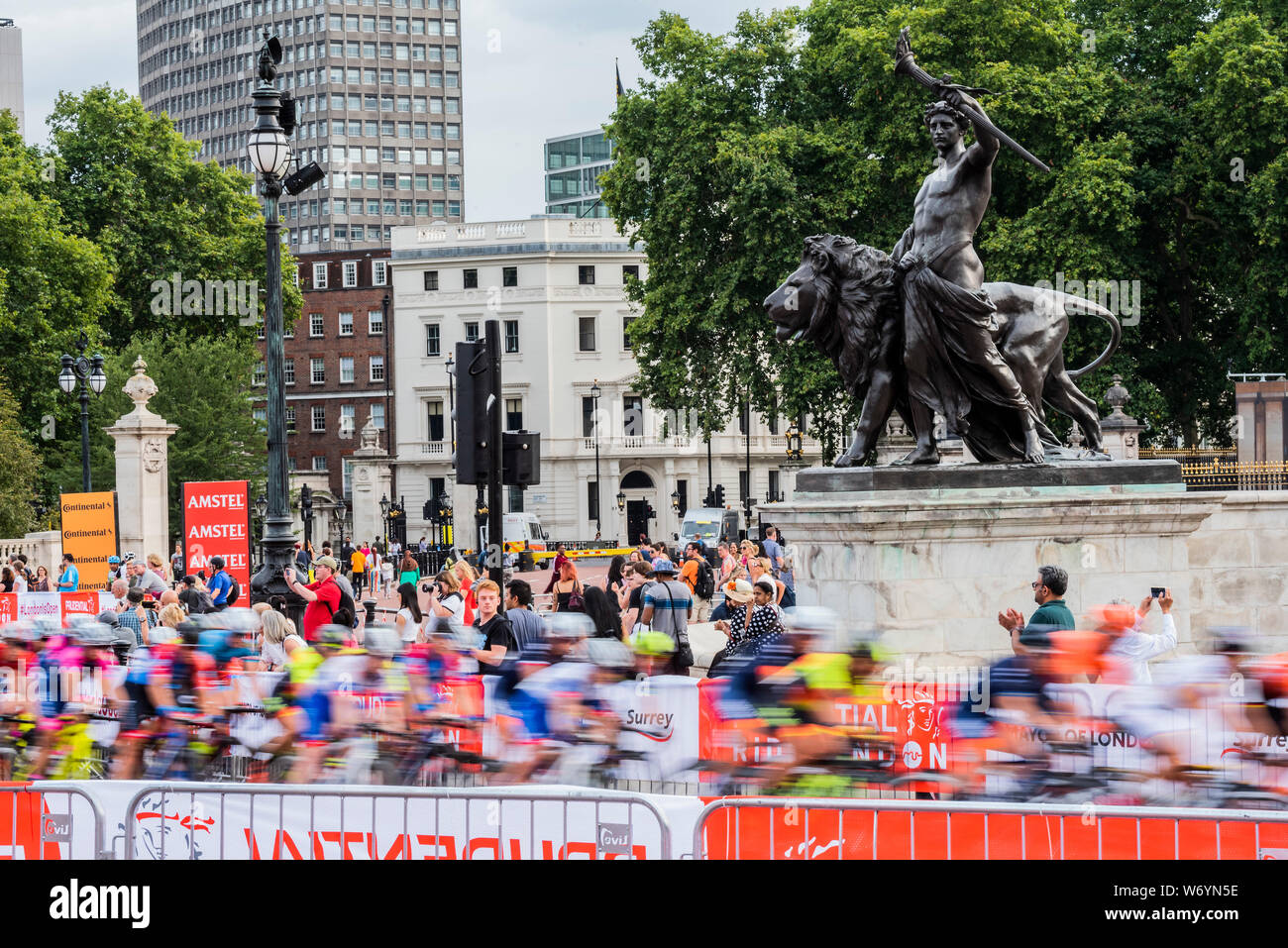 Vorbei an der Buckingham Palace - Rennen Der aufsichtsrechtlichen Fahrt London Classique pro Frauen auf einem 3.4Km Stromkreis in London statt - es ist Teil der UCI World Tour. Das Rennen, welches ist das reichste der Tag Frauen Rennen der Welt, beginnen und auf der Mall. Stockfoto