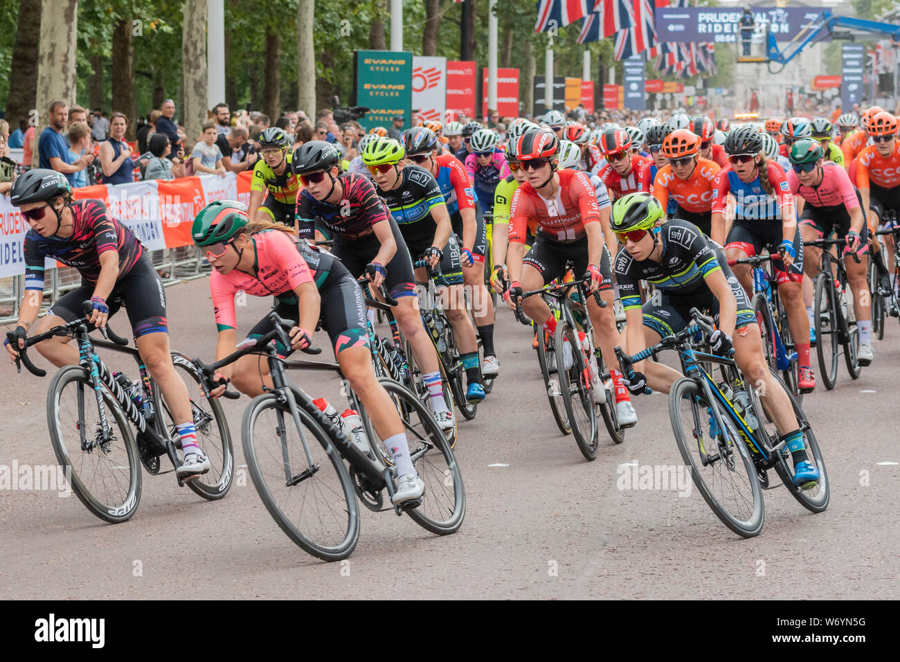Die Mall-Rennen der aufsichtsrechtlichen Fahrt London Classique pro Frauen auf einem 3.4Km Stromkreis in London statt - es ist Teil der UCI World Tour. Das Rennen, welches ist das reichste der Tag Frauen Rennen der Welt, beginnen und auf der Mall. Stockfoto