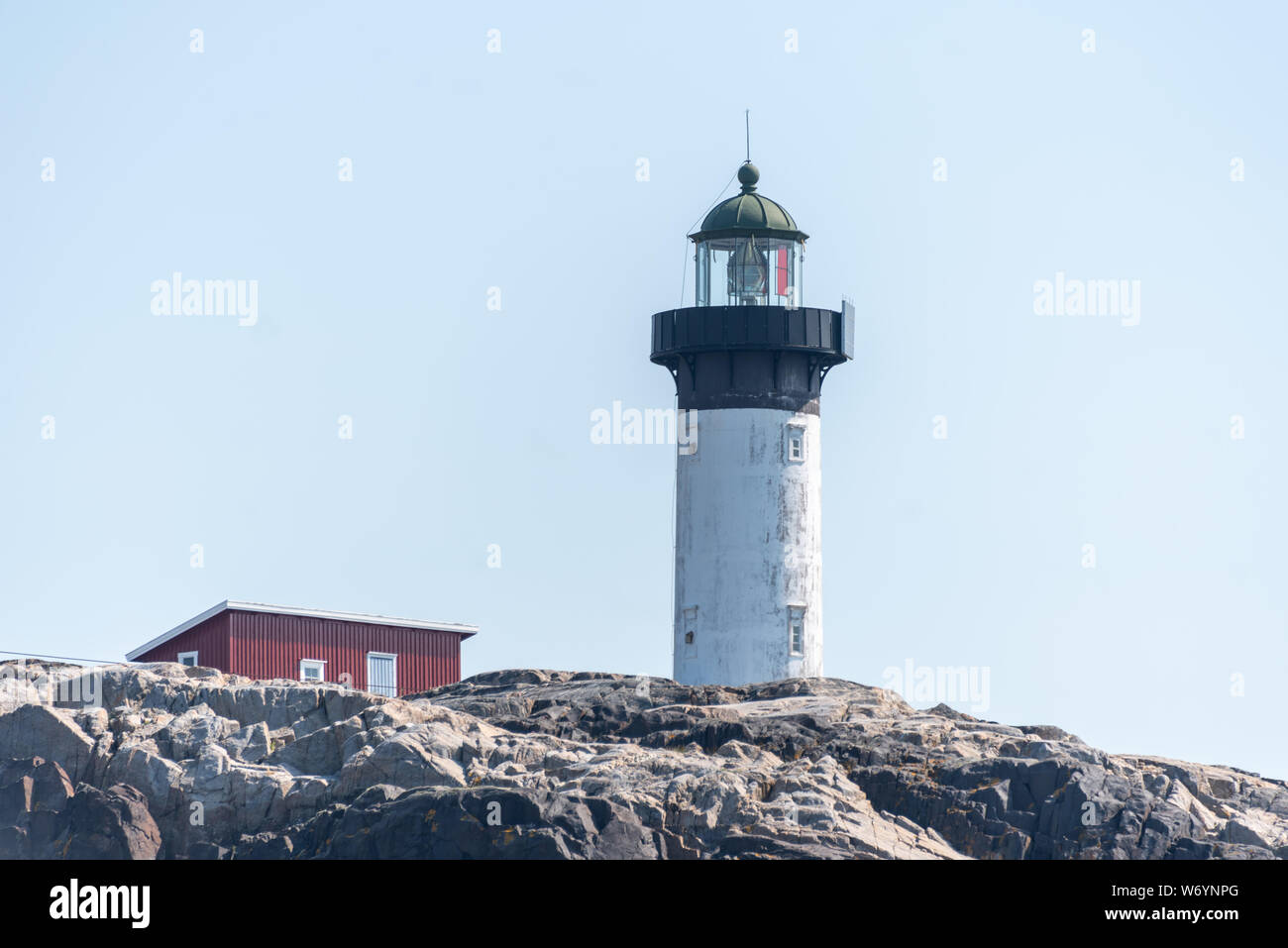 Ursholmen, Schweden - 26. Juli 2019: Blick auf den Leuchtturm der Insel Ursholmen an der schwedischen Westküste. Stockfoto