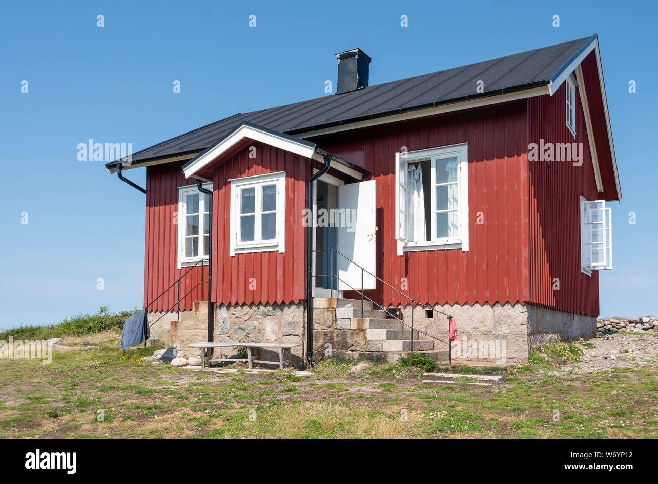 Ursholmen, Schweden - Juli 26, 2019: Blick auf die roten Häuser auf der Insel Ursholmen in der schwedischen Kosterhavet Nationalpark im Westen von Schweden. Stockfoto