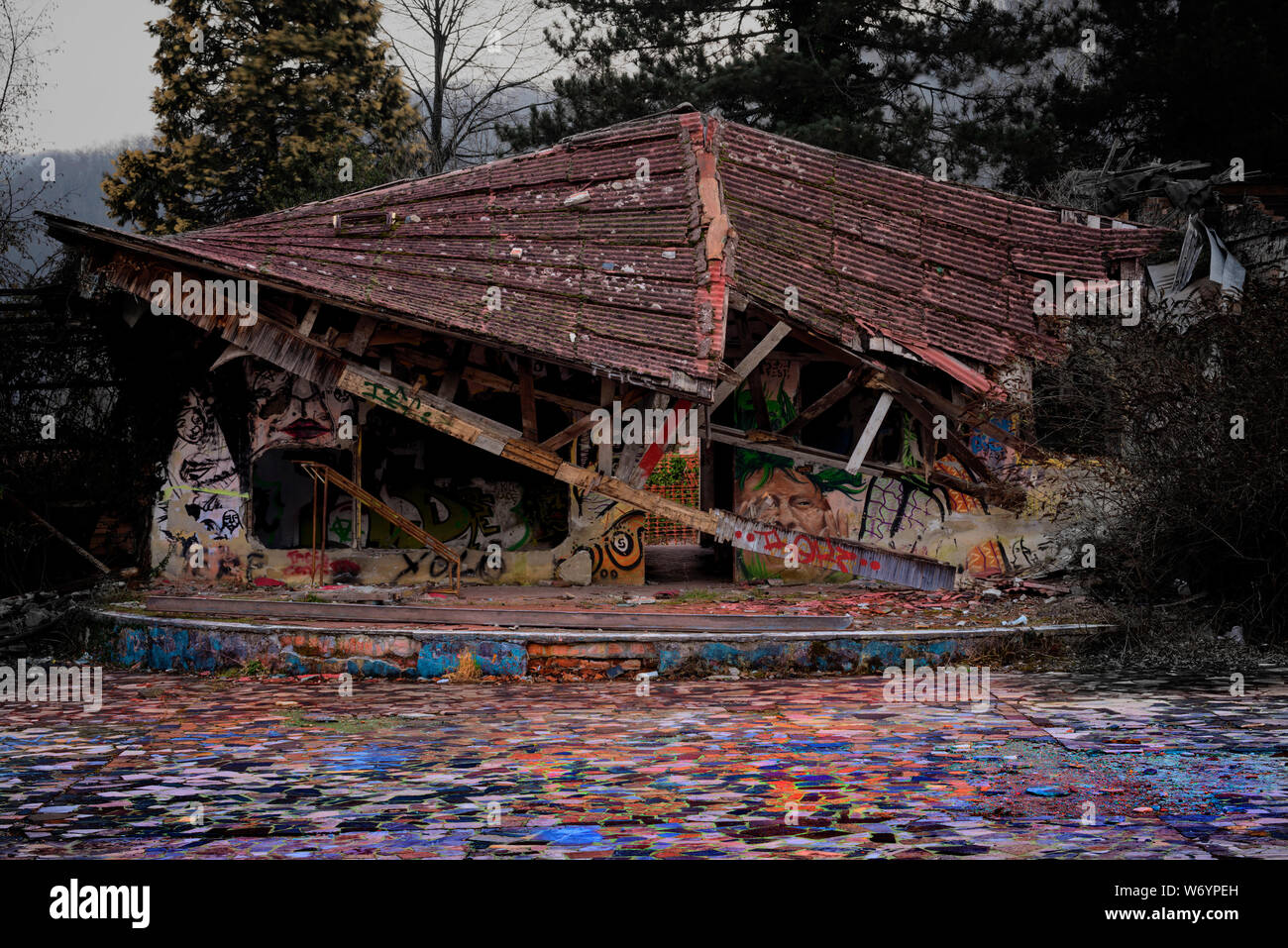 Verlassene Gebäude einer zerstörten Vergnügungspark Stockfoto