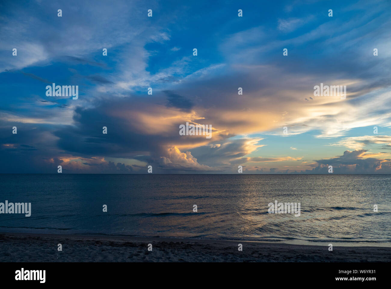 Sonnenuntergang über dem Golf von Mexiko von Venice Beach in Venice Florida Stockfoto