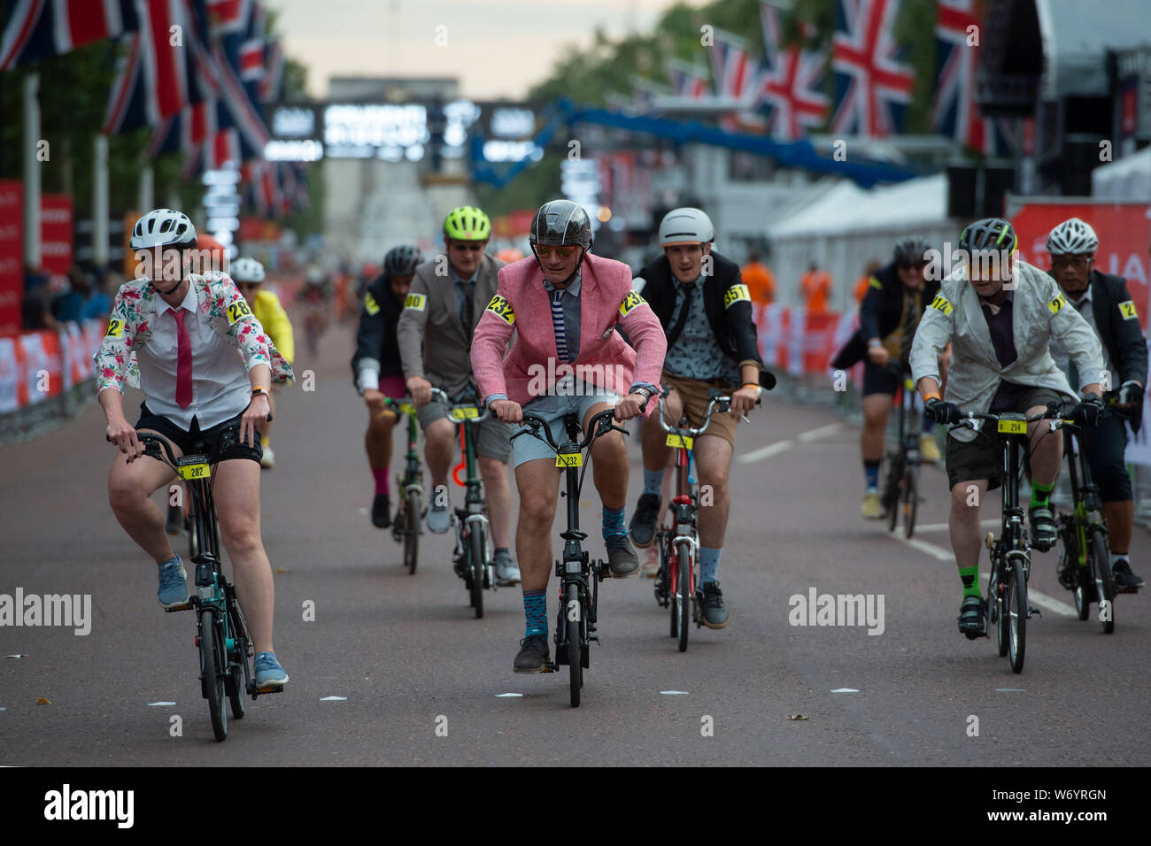 Radfahrer auf der Mall in London während der Brompton Weltmeisterschaft am ersten Tag der aufsichtsrechtlichen Fahrt London. Stockfoto