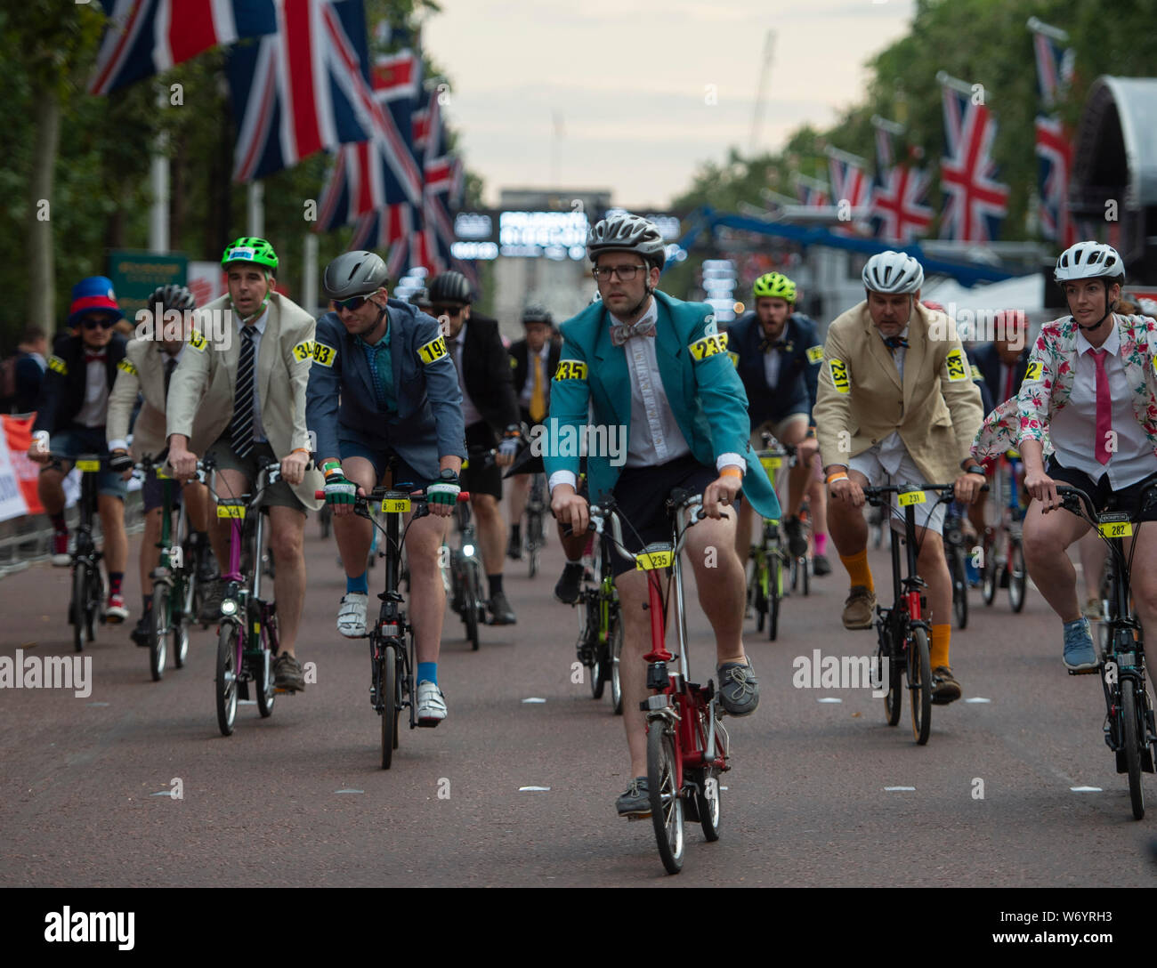 Radfahrer auf der Mall in London während der Brompton Weltmeisterschaft am ersten Tag der aufsichtsrechtlichen Fahrt London. Stockfoto