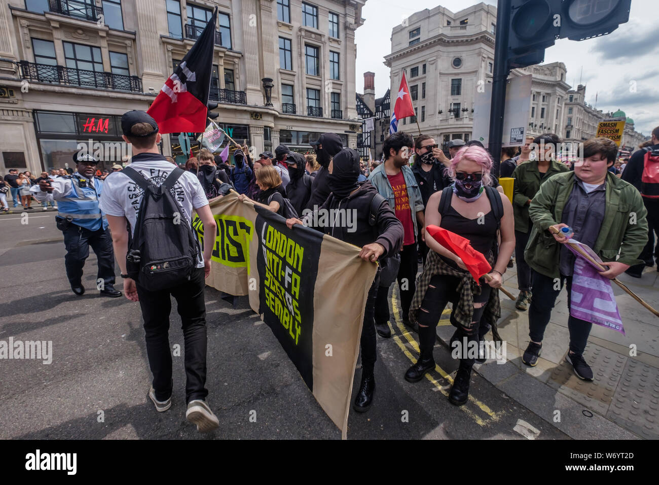 London, Großbritannien. 3. August 2019. März Anti-Fascists in London zu stoppen Demonstranten die rassistischen 'Tommy' marschieren. Sie sagen Tommy Robinson, im Gefängnis für absichtliche Missachtung des Gerichts, ist ein Teil der rechtsextremen Bewegung Gewalt verbreiten auf der ganzen Welt, schüren Hass gegen Muslime und Flüchtlinge. Die Antifaschisten auf den Weg nach oben Regent St und die Antirassistinnen hinter sie trat. Polizei stoppte sie in der Nähe von Oxford Circus, aber sie gingen durch die Seitenstraßen in der Nähe der 'Tommy' Fall, bevor wieder gestoppt. Peter Marshall Alamy leben Nachrichten Stockfoto