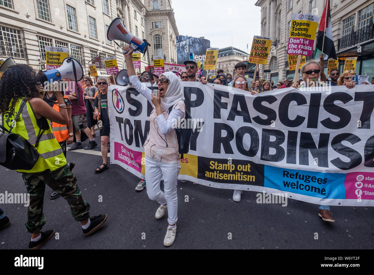 London, Großbritannien. 3. August 2019. Bis zu Rassismus März mit Antifaschisten in London zu stoppen Demonstranten die rassistischen 'Tommy' Marching stehen. Sie sagen Tommy Robinson, im Gefängnis für absichtliche Missachtung des Gerichts, ist ein Teil der rechtsextremen Bewegung Gewalt verbreiten auf der ganzen Welt, schüren Hass gegen Muslime und Flüchtlinge. Die Antifaschisten auf den Weg nach oben Regent St und die Antirassistinnen hinter sie trat. Polizei stoppte sie in der Nähe von Oxford Circus, aber sie gingen durch die Seitenstraßen in der Nähe der 'Tommy' Fall, bevor wieder gestoppt. Peter Marshall Alamy leben Nachrichten Stockfoto