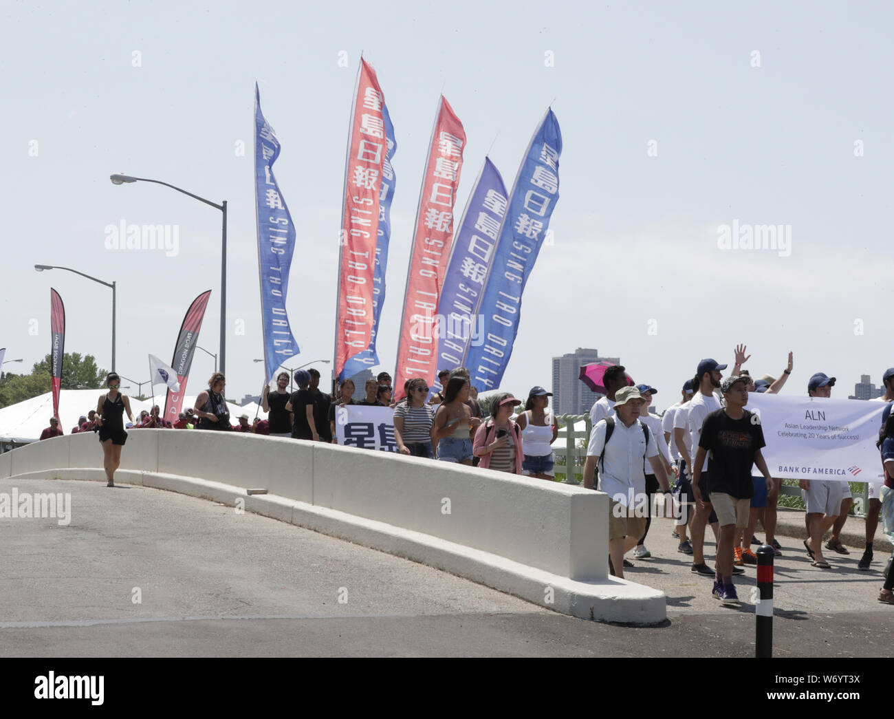 New York, NY, USA. 3 Aug, 2019. Flushing, Queens, New York, USA, August 03, 2019 - Tausende von Menschen am ersten Tag des 29 Drachenboot rennen in Flushing See teilgenommen in Queens New York. Foto: Luiz Rampelotto/EuropaNewswire. PHOTO CREDIT OBLIGATORISCH. Credit: Luiz Rampelotto/ZUMA Draht/Alamy leben Nachrichten Stockfoto