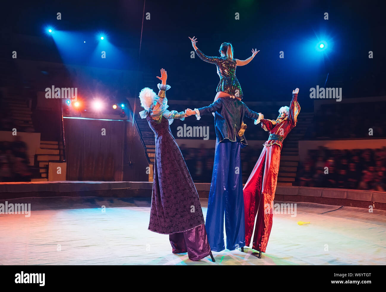 Die Leistung der Stelzenläufer im Zirkus Stockfoto