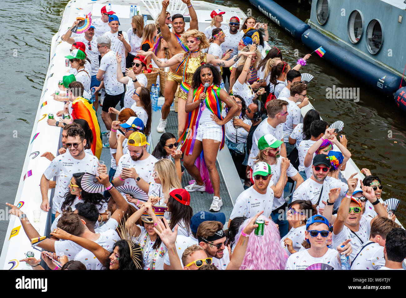 Eine Frau singt in einem der Boote während der Parade. Die Canal Parade ist, was Amsterdam Gay Pride berühmt ist. Es ist die Krone auf Ihre zwei Wochen fest, dass mehr als 200 Veranstaltungen bietet. Die Boote starten im Scheepvaart Museum auf dem östlichen Teil der Innenstadt in Richtung Amstel Fluß. Die Schwimmer von dort weiter unter Berücksichtigung der Prinsengracht zur Westerdok. Der Canal Parade beginnt um 12.30 Uhr und dauert den ganzen Nachmittag. Rund 80 Boote verschiedener Organisationen und gemeinnützige Organisationen beteiligen sich an der Veranstaltung. Stockfoto
