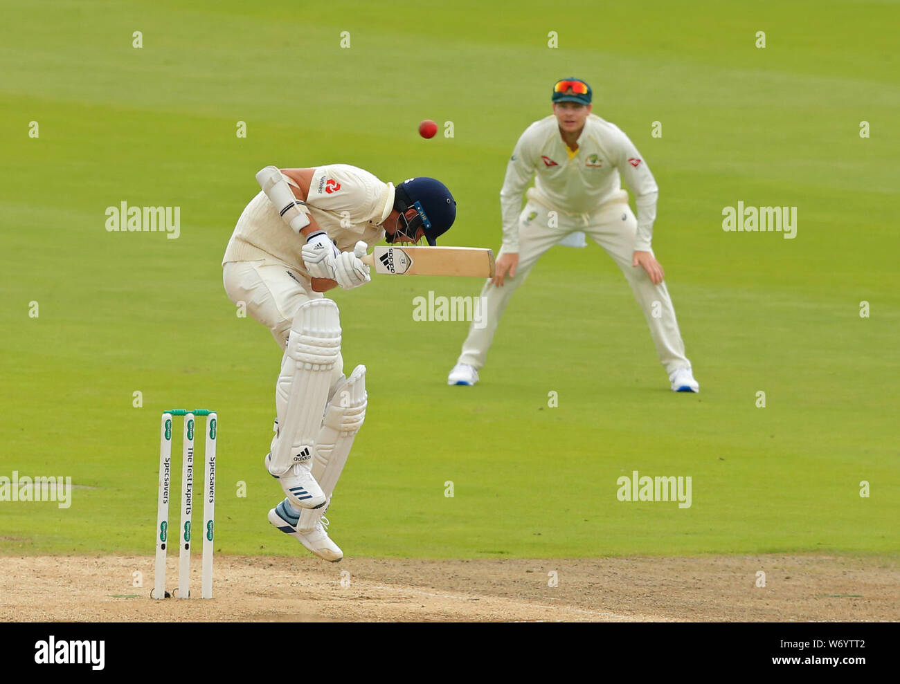 BIRMINGHAM, ENGLAND. 03. AUGUST 2019: Stuart Breite von England Enten unter einem Türsteher bei Tag 3 der 1 Specsavers Asche Test Match, bei Edgbaston Cricket Ground, Birmingham, Großbritannien Stockfoto