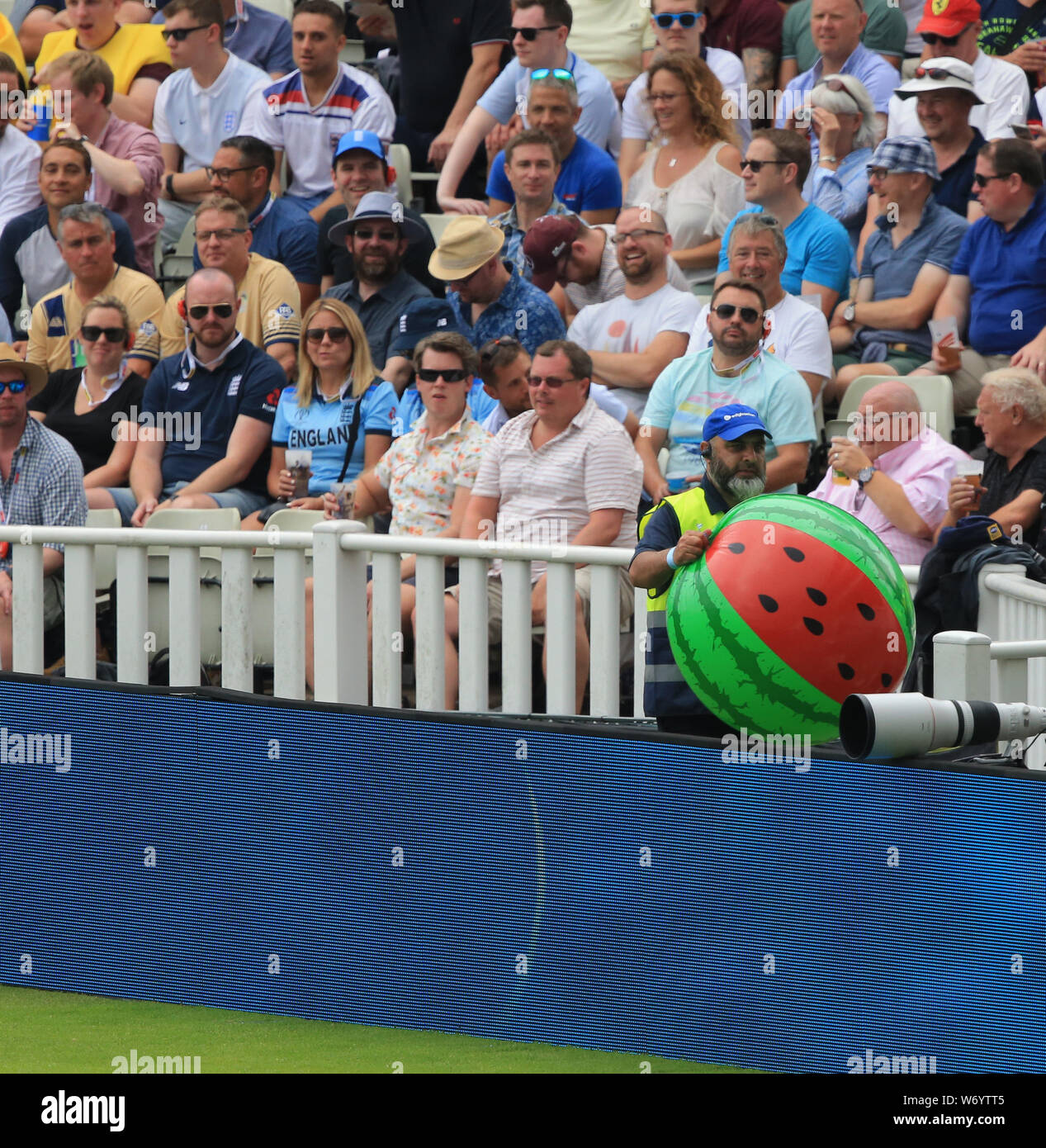BIRMINGHAM, ENGLAND. 03. AUGUST 2019: ein Wachmann entfernt ein beach ball während der Tag 3 der 1 Specsavers Asche Test Match, bei Edgbaston Cricket Ground, Birmingham, Großbritannien Stockfoto
