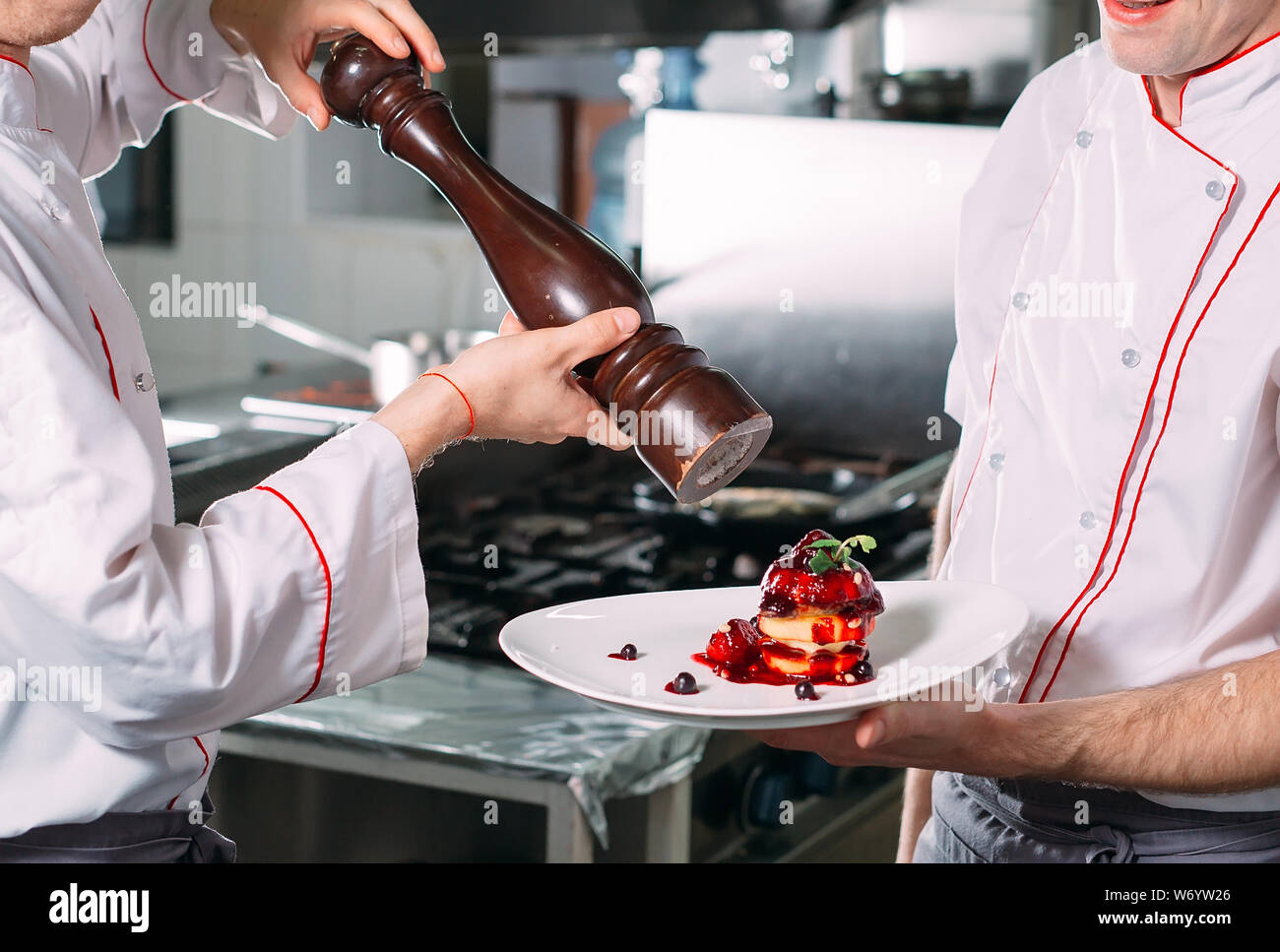 Zwei Köche Sha Hintergrund Küche Pfeffer Gerichte. Stockfoto