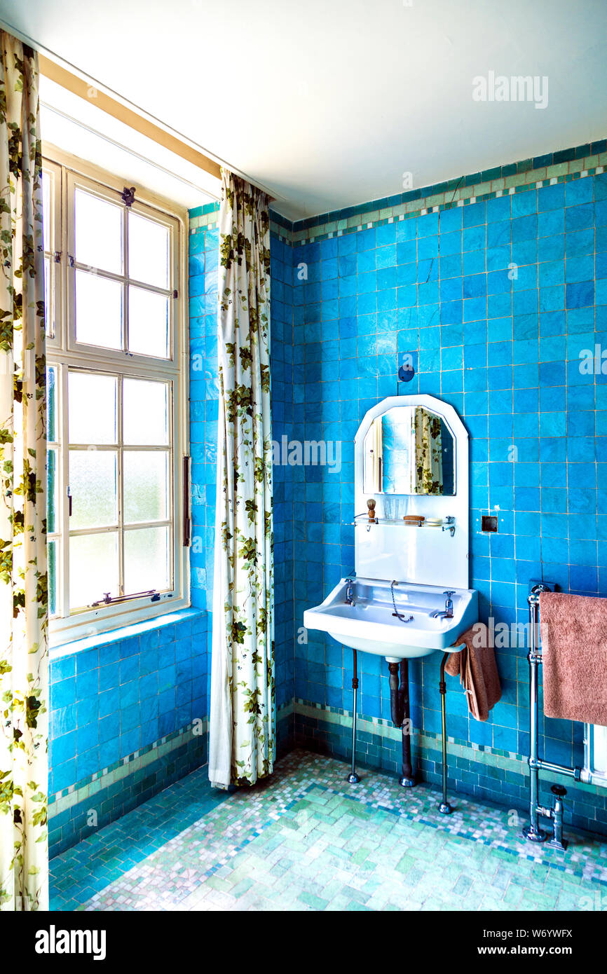 Interieur eines Badezimmers mit blauen Fliesen im Eltham Palace, Großbritannien Stockfoto