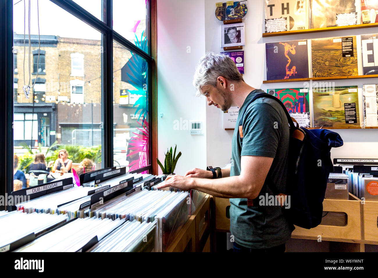 Man surfen Schallplatten an Fremder als Paradies Record Shop, Mare Street Market, London, UK Stockfoto