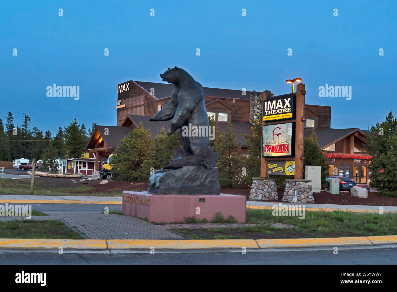Grizzly Skulptur, West Yellowstone am Abend, im südlichen Montana, USA Stockfoto