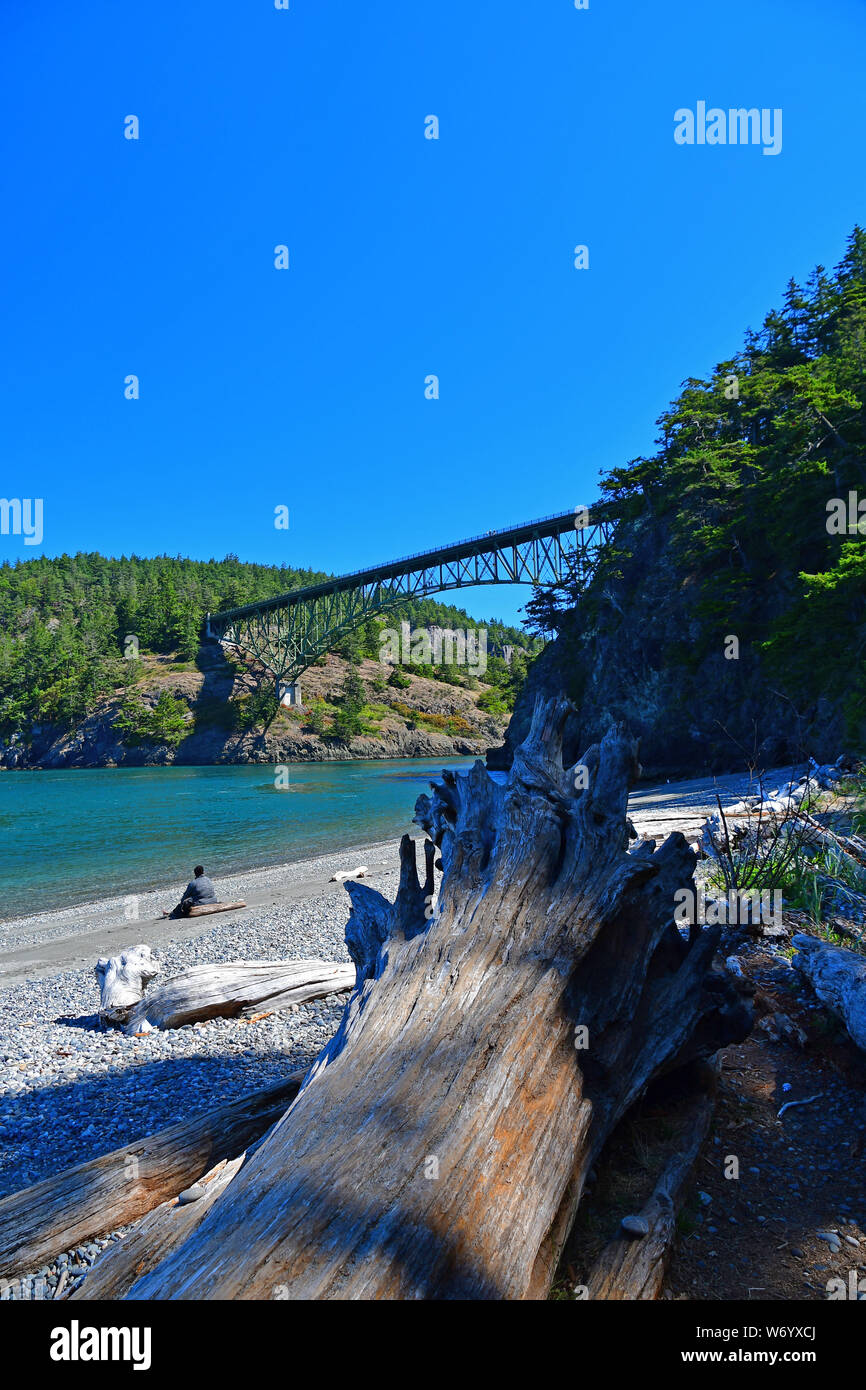 Die Deception Pass Bridge von Little North Beach in Deception Pass State Park, Washington gesehen Stockfoto